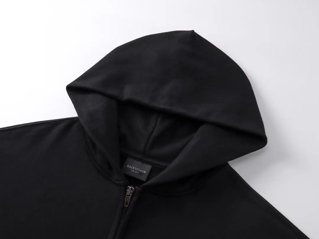 🅿️370 real photos [Top version. Official website quality] BALENCI*GA/Paris. SS24 new Balenciaga Vogue co-branded series. Front and rear LOGO direct-printed hooded sweatshirt. Brick cabinet synchronization. Genuine product developed at the first time, happy to print and compare! The fabric is made of Paris ZP custom-woven and dyed cotton terry sweatshirt. Weighing 460 grams, the cloth surface is clean. The cloth pattern is clear, soft and comfortable. The threads are dyed with no color difference. The printing is made of environmentally friendly imported materials with direct inkjet printing. The pattern letters are clear and the effect is three-dimensional. The version adopts OS loose shoulder style. Same style for men and women. Code: BL238905 Color: black, off-white Size: XS S M L