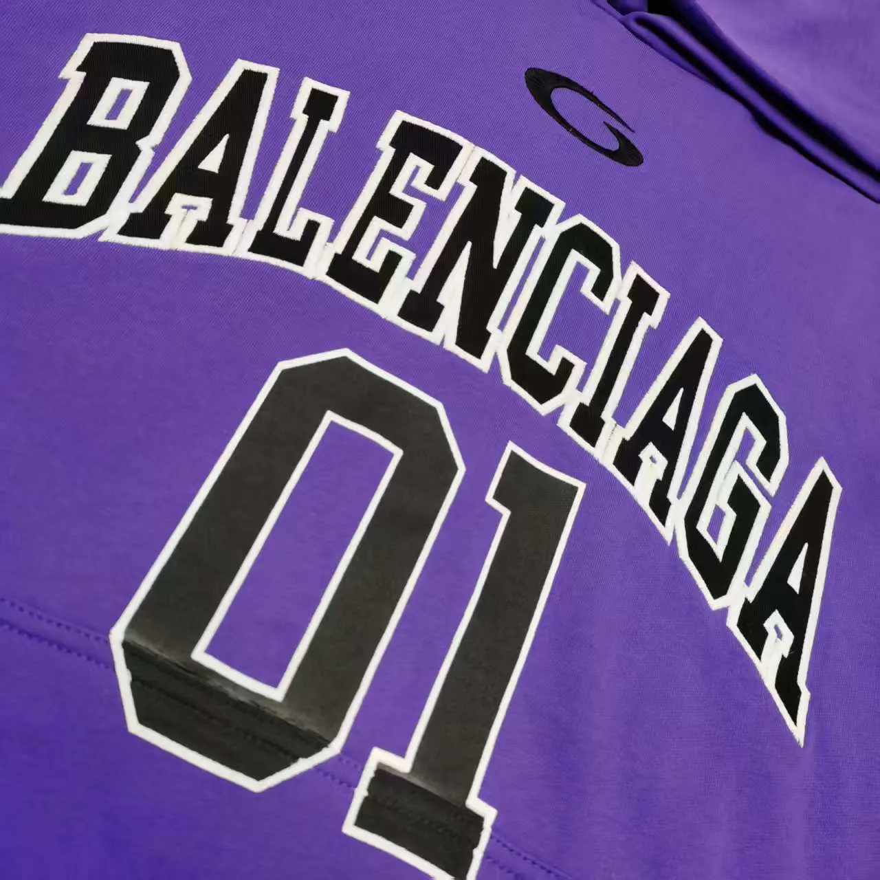 [Top version. Official website quality] BALENCI*GA/Paris.SS25 latest basketball uniform embroidered printed hooded long-sleeved sweatshirt. The front embroidery is embroidered and printed using a Tajima computer embroidery machine, the lower left corner is stamped, and the back piece is printed. The brick cabinets are synchronized. The authentic product is developed at the first time. The fabric is made of Paris ZP custom-woven and dyed cotton sweatshirt. Weighing 460 grams, the cloth surface is clean. The cloth pattern is clear, soft and comfortable. The threads are dyed with no color difference. The printing uses environmentally friendly imported materials, the letters are clear and the effect is three-dimensional. The version adopts OS loose shoulder design. Same style for men and women. Color: Black Purple Size: XS S M L P: 490