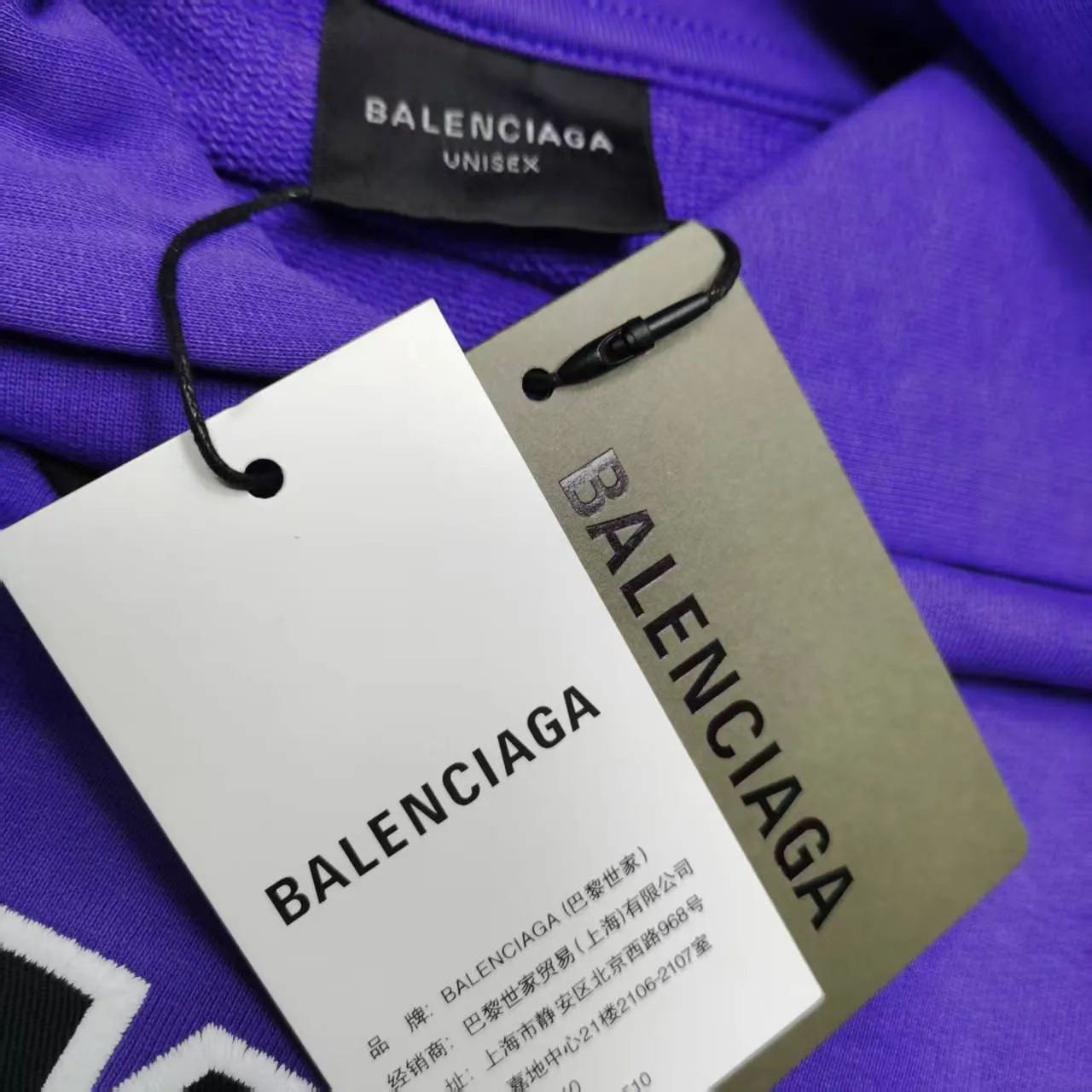 [Top version. Official website quality] BALENCI*GA/Paris.SS25 latest basketball uniform embroidered printed hooded long-sleeved sweatshirt. The front embroidery is embroidered and printed using a Tajima computer embroidery machine, the lower left corner is stamped, and the back piece is printed. The brick cabinets are synchronized. The authentic product is developed at the first time. The fabric is made of Paris ZP custom-woven and dyed cotton sweatshirt. Weighing 460 grams, the cloth surface is clean. The cloth pattern is clear, soft and comfortable. The threads are dyed with no color difference. The printing uses environmentally friendly imported materials, the letters are clear and the effect is three-dimensional. The version adopts OS loose shoulder design. Same style for men and women. Color: Black Purple Size: XS S M L P: 490