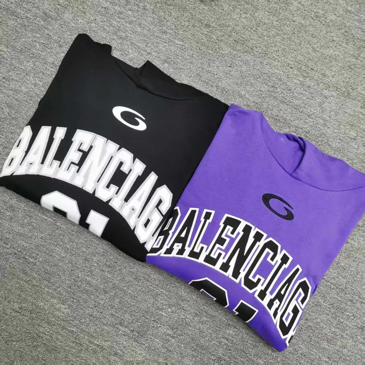 [Top version. Official website quality] BALENCI*GA/Paris.SS25 latest basketball uniform embroidered printed hooded long-sleeved sweatshirt. The front embroidery is embroidered and printed using a Tajima computer embroidery machine, the lower left corner is stamped, and the back piece is printed. The brick cabinets are synchronized. The authentic product is developed at the first time. The fabric is made of Paris ZP custom-woven and dyed cotton sweatshirt. Weighing 460 grams, the cloth surface is clean. The cloth pattern is clear, soft and comfortable. The threads are dyed with no color difference. The printing uses environmentally friendly imported materials, the letters are clear and the effect is three-dimensional. The version adopts OS loose shoulder design. Same style for men and women. Color: Black Purple Size: XS S M L P: 490