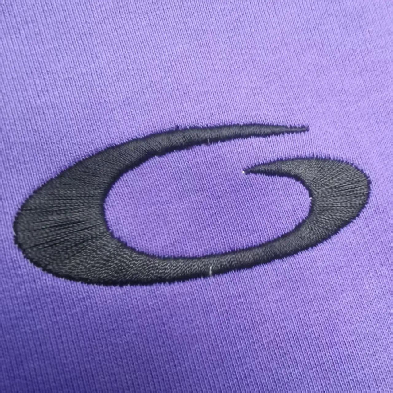 [Top version. Official website quality] BALENCI*GA/Paris.SS25 latest basketball uniform embroidered printed hooded long-sleeved sweatshirt. The front embroidery is embroidered and printed using a Tajima computer embroidery machine, the lower left corner is stamped, and the back piece is printed. The brick cabinets are synchronized. The authentic product is developed at the first time. The fabric is made of Paris ZP custom-woven and dyed cotton sweatshirt. Weighing 460 grams, the cloth surface is clean. The cloth pattern is clear, soft and comfortable. The threads are dyed with no color difference. The printing uses environmentally friendly imported materials, the letters are clear and the effect is three-dimensional. The version adopts OS loose shoulder design. Same style for men and women. Color: Black Purple Size: XS S M L P: 490