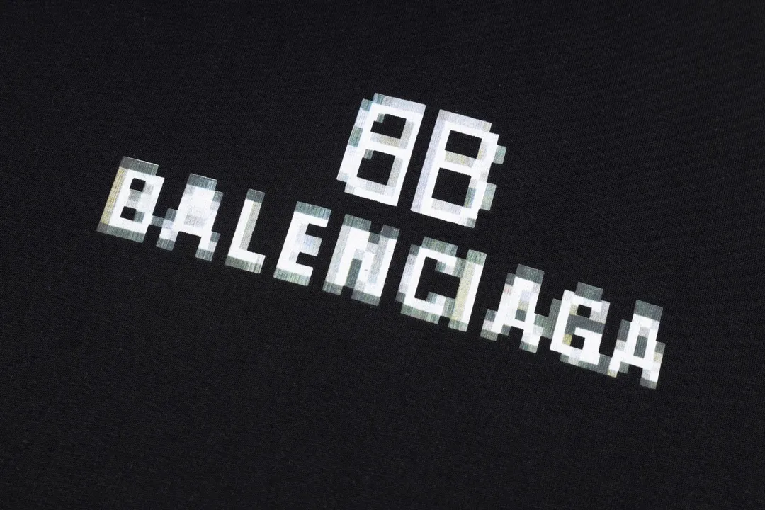 🅿️166 Detailed picture [Top version. Official website quality] BALENCI*GA/Paris. Classic style. BALENCI*GA#phantom BB direct-printed short-sleeved T-shirt. Brick cabinet synchronization. The fabric is made of Paris ZP custom-woven and dyed 100% cotton double yarn compact cotton. The weight is 260 grams, the cloth surface is clean. The cloth pattern is clear, soft and comfortable. The threads are woven and dyed with no color difference. The classic pattern is printed with Kornit direct-injection printing, which has no hand feel and a three-dimensional effect, restoring the brick cabinet. The version adopts the OS loose shoulder design. Same style for men and women. Code: BL223039 Color: black. White. Size: XS S M L