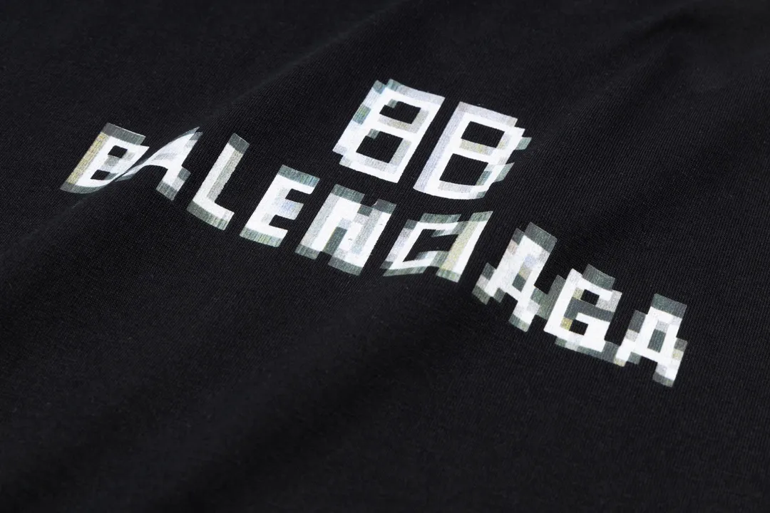 🅿️166 Detailed picture [Top version. Official website quality] BALENCI*GA/Paris. Classic style. BALENCI*GA#phantom BB direct-printed short-sleeved T-shirt. Brick cabinet synchronization. The fabric is made of Paris ZP custom-woven and dyed 100% cotton double yarn compact cotton. The weight is 260 grams, the cloth surface is clean. The cloth pattern is clear, soft and comfortable. The threads are woven and dyed with no color difference. The classic pattern is printed with Kornit direct-injection printing, which has no hand feel and a three-dimensional effect, restoring the brick cabinet. The version adopts the OS loose shoulder design. Same style for men and women. Code: BL223039 Color: black. White. Size: XS S M L