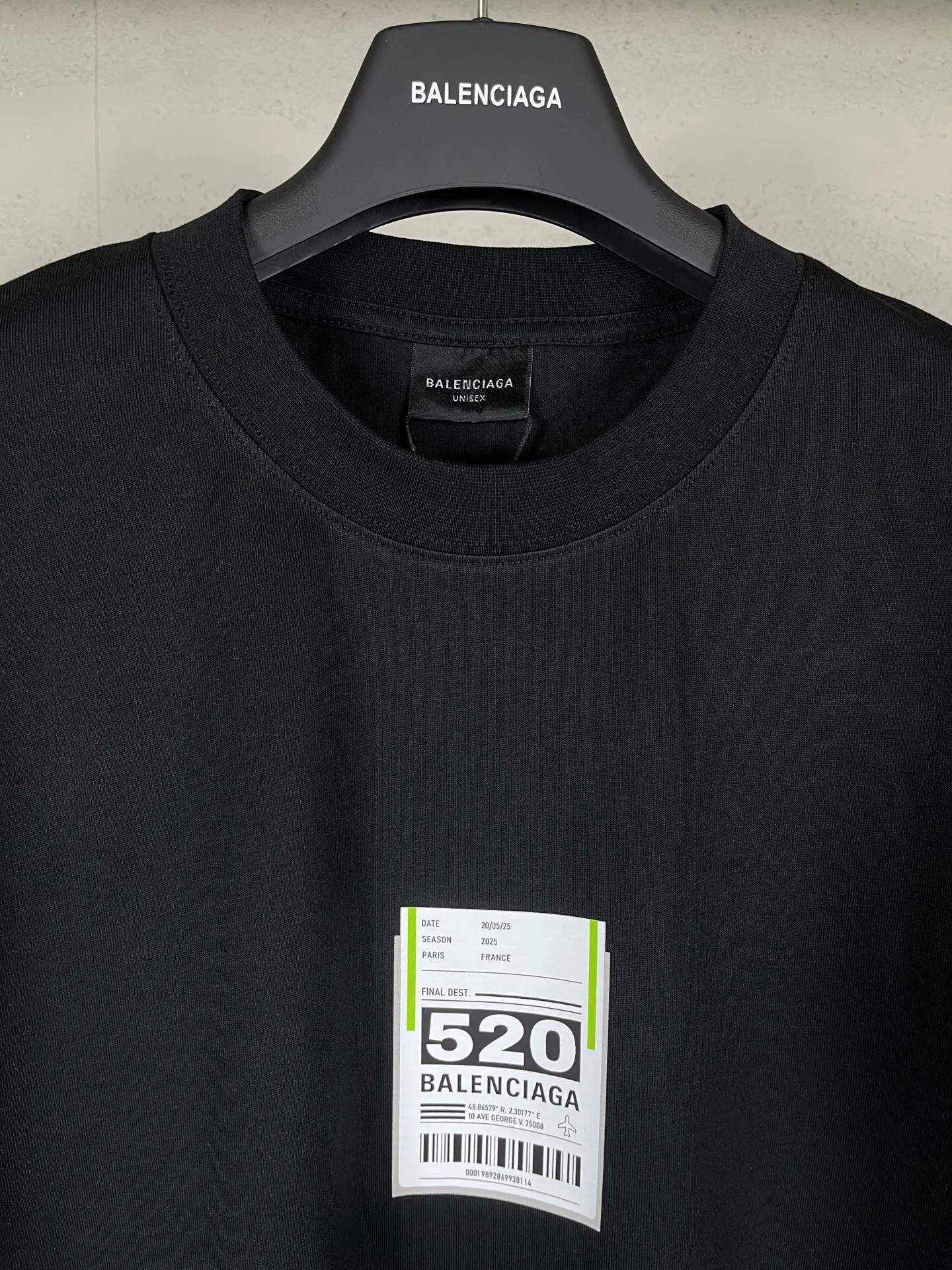 🅿️166 photos [Top version. Official website quality] BALENCI*GA/Paris. SS25 latest model, Paris.. Label 520 printed short-sleeved T-shirt. Brick cabinet synchronization. Genuine product developed at the first time, welcome to compare! The fabric is made of Paris ZP custom-woven and dyed cotton double yarn. Weighing 260 grams, the cloth surface is clean. The cloth pattern is clear, soft and comfortable. The threads are dyed with no color difference. The printing uses environmentally friendly imported rubber paddles. The letters are clear and the effect is three-dimensional. The version adopts OS loose shoulder design. Same style for men and women. Code: BL253690 Color: black, white Size: XS S M L
