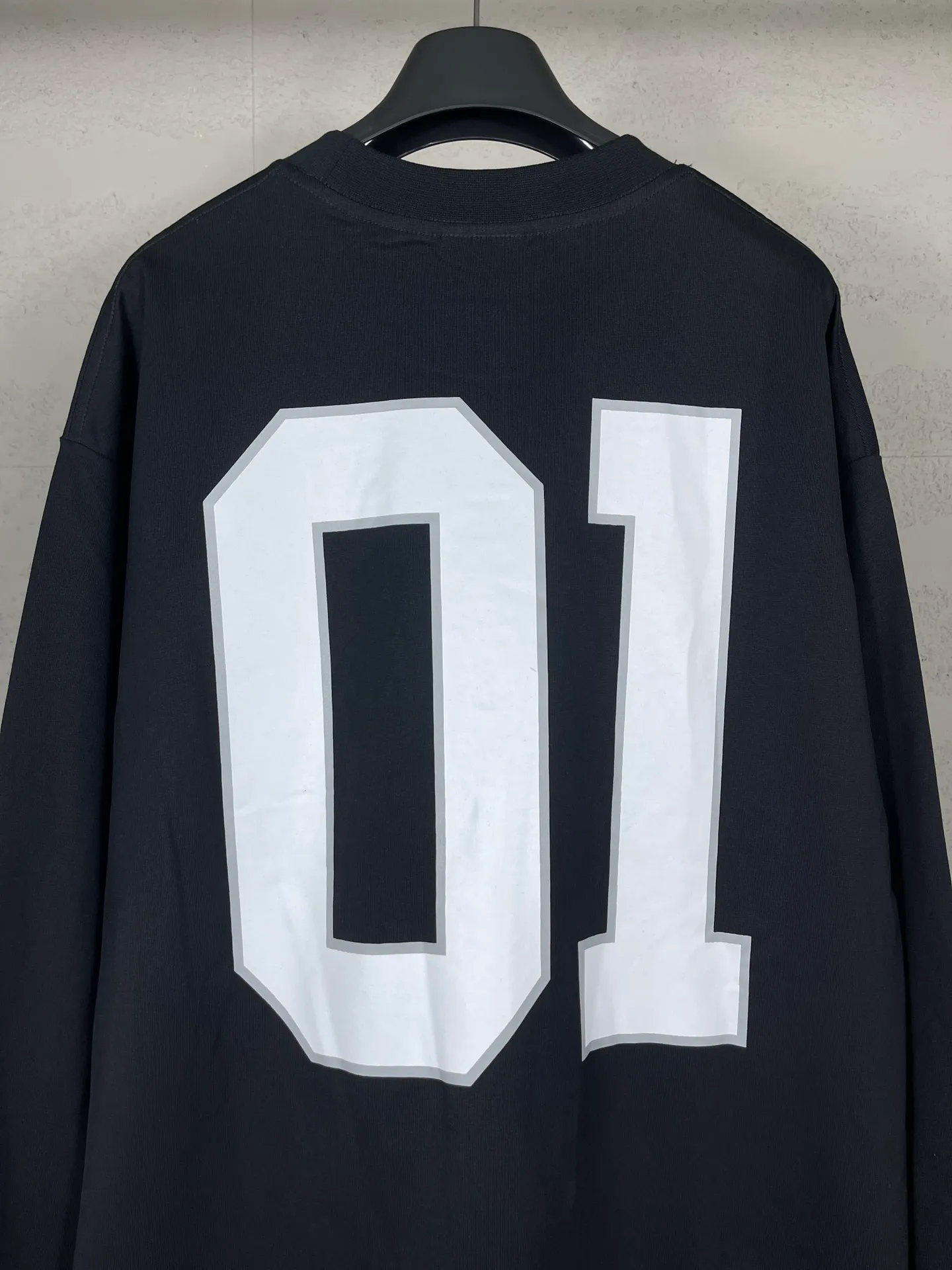 🅿️240 real photos [Top version. Official website quality] BALENCI*GA/Paris.SS25 latest basketball uniform embroidered printed long-sleeved T-shirt. The front embroidery is embroidered and printed using a Tajima computer embroidery machine, the lower left corner is stamped, and the back piece is printed. Brick cabinets are synchronized. Genuine products are developed at the first time. The fabric is made of Paris ZP custom-woven and dyed cotton double yarn. Weighing 260 grams, the cloth surface is clean. The cloth pattern is clear, soft and comfortable. The threads are dyed with no color difference. The printing uses environmentally friendly imported materials, the letters are clear and the effect is three-dimensional. The version adopts OS loose shoulder design. Same style for men and women. Code: BL255069 Color: black, white, colorful blue, purple Size: XS S M L