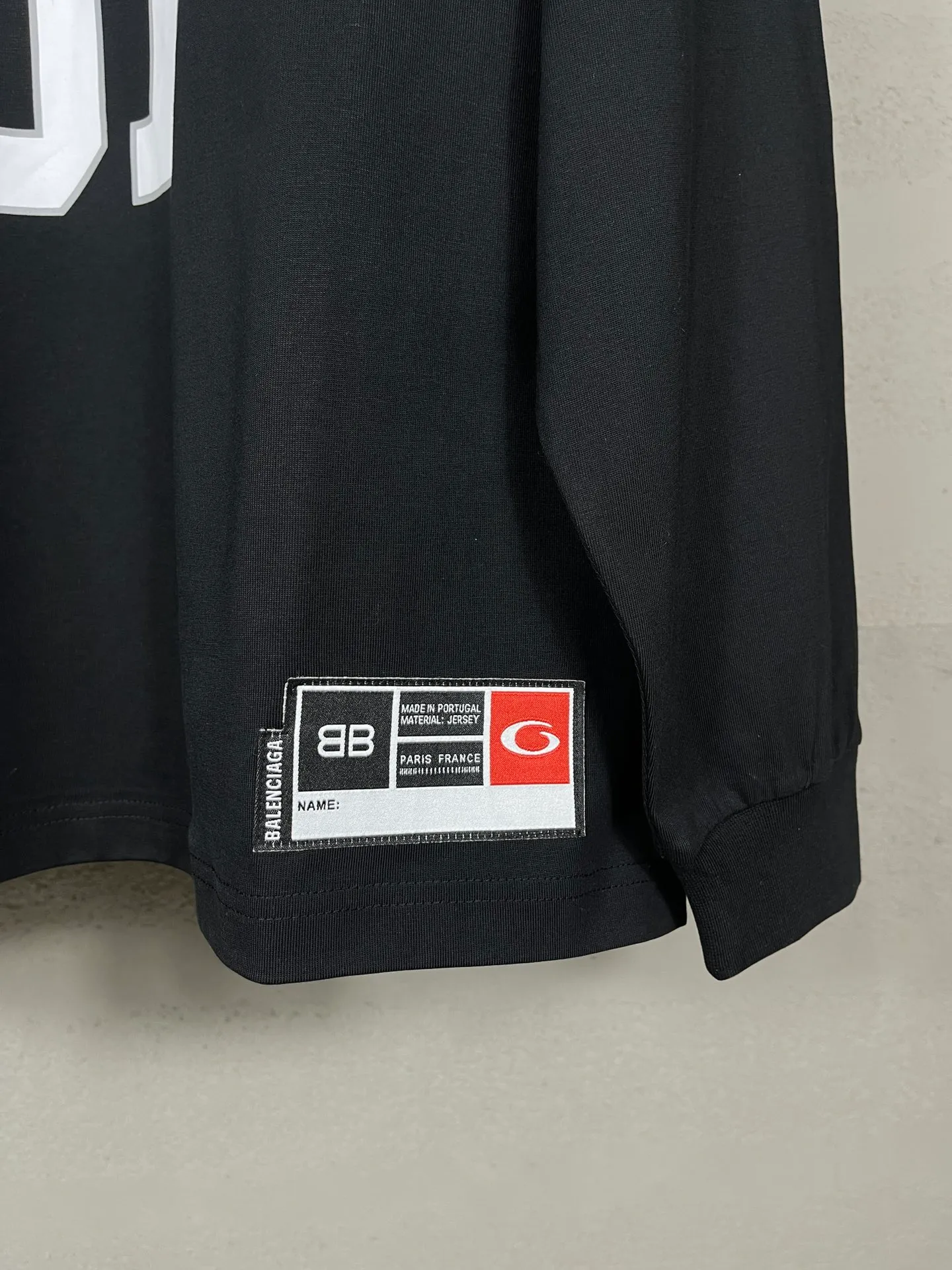 🅿️240 real photos [Top version. Official website quality] BALENCI*GA/Paris.SS25 latest basketball uniform embroidered printed long-sleeved T-shirt. The front embroidery is embroidered and printed using a Tajima computer embroidery machine, the lower left corner is stamped, and the back piece is printed. Brick cabinets are synchronized. Genuine products are developed at the first time. The fabric is made of Paris ZP custom-woven and dyed cotton double yarn. Weighing 260 grams, the cloth surface is clean. The cloth pattern is clear, soft and comfortable. The threads are dyed with no color difference. The printing uses environmentally friendly imported materials, the letters are clear and the effect is three-dimensional. The version adopts OS loose shoulder design. Same style for men and women. Code: BL255069 Color: black, white, colorful blue, purple Size: XS S M L