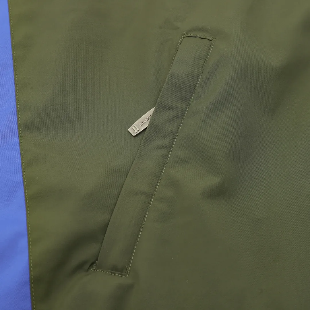🅿️620 Balenciaga/Balenciaga two-color stitching letter embroidered windbreaker jacket This product uses high-quality PET sliced ​​polyester fiber as the spinning raw material to ensure that it has stable chemical and physical properties. Using a high-speed spinning process, PET slices are made into POY (pre-oriented yarn) or FDY (fully drawn yarn) through melting, filtration, spinneret extrusion and other steps. These filament products have the characteristics of high breaking strength, high elastic modulus, excellent heat setting properties, good resilience properties, heat resistance, light resistance, corrosion resistance, easy washing and quick drying. It adopts the classic washing and distressing process and is carefully polished to present a unique whitening effect, showing the retro charm that has accumulated over time. This process uses specific washing methods to achieve a certain visual and tactile effect on the garments, giving the garments an old and worn feel. Same style for men and women Sizes: XS-L