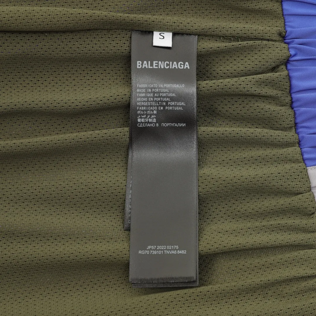 🅿️620 Balenciaga/Balenciaga two-color stitching letter embroidered windbreaker jacket This product uses high-quality PET sliced ​​polyester fiber as the spinning raw material to ensure that it has stable chemical and physical properties. Using a high-speed spinning process, PET slices are made into POY (pre-oriented yarn) or FDY (fully drawn yarn) through melting, filtration, spinneret extrusion and other steps. These filament products have the characteristics of high breaking strength, high elastic modulus, excellent heat setting properties, good resilience properties, heat resistance, light resistance, corrosion resistance, easy washing and quick drying. It adopts the classic washing and distressing process and is carefully polished to present a unique whitening effect, showing the retro charm that has accumulated over time. This process uses specific washing methods to achieve a certain visual and tactile effect on the garments, giving the garments an old and worn feel. Same style for men and women Sizes: XS-L
