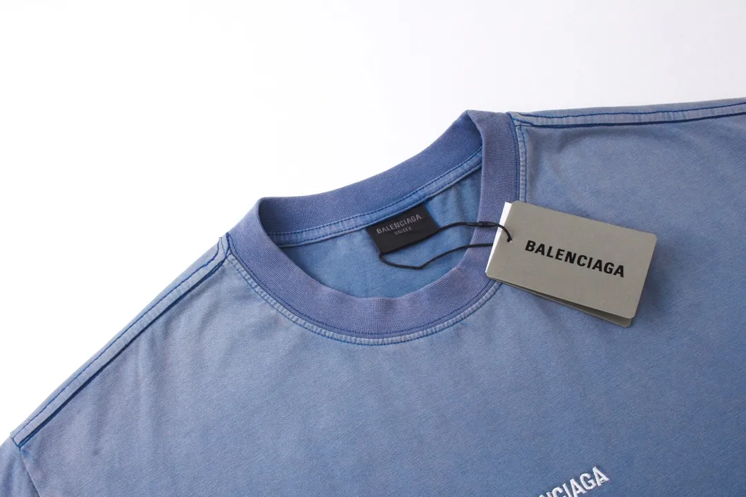 🅿️180 detailed pictures [Top version. Official website quality] BALENCI*GA/Paris #classic style. Classic letter embroidery on the front and back. Ready-made clothes sprayed with stir-fried salt and washed with water to make them worn and worn. Short-sleeved T-shirt #2023 spring and summer brick cabinet synchronization.                       The fabric is made of Paris ZP custom-woven and dyed cotton double yarn, weighing 260 grams. The cloth surface is clean. The cloth pattern is clear, soft and comfortable. The threads are dyed with no color difference. The classic letters are embroidered with imported embroidery machines, the letters are clear and the effect is three-dimensional. Ready-made garments are sprayed with Ma Liu, washed and distressed, and hand-polished. Restore the brick cabinet, adopt the OS loose shoulder style. Same style for men and women. Code: BL223216 Color: Mist Gray Blue Size: XS to L