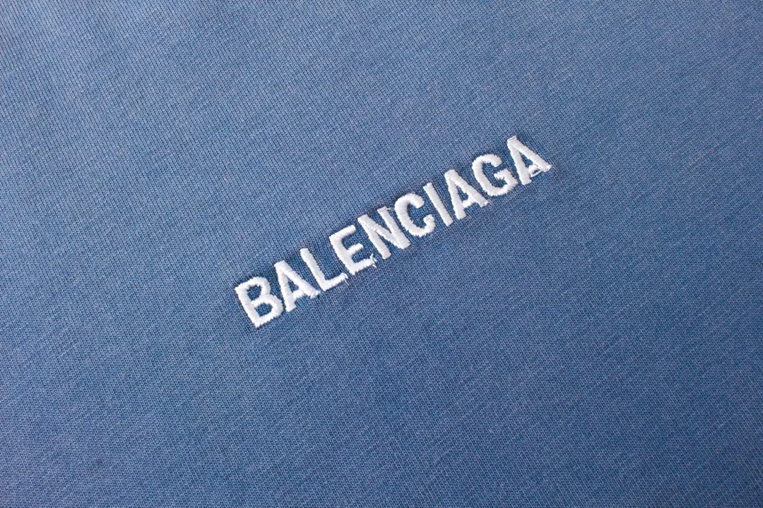 🅿️180 detailed pictures [Top version. Official website quality] BALENCI*GA/Paris #classic style. Classic letter embroidery on the front and back. Ready-made clothes sprayed with stir-fried salt and washed with water to make them worn and worn. Short-sleeved T-shirt #2023 spring and summer brick cabinet synchronization.                       The fabric is made of Paris ZP custom-woven and dyed cotton double yarn, weighing 260 grams. The cloth surface is clean. The cloth pattern is clear, soft and comfortable. The threads are dyed with no color difference. The classic letters are embroidered with imported embroidery machines, the letters are clear and the effect is three-dimensional. Ready-made garments are sprayed with Ma Liu, washed and distressed, and hand-polished. Restore the brick cabinet, adopt the OS loose shoulder style. Same style for men and women. Code: BL223216 Color: Mist Gray Blue Size: XS to L