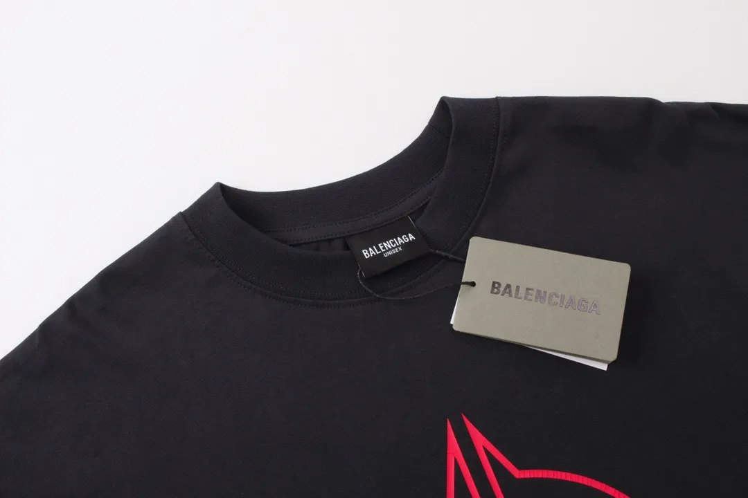 🅿️210 Detailed pictures [Top version. Official website quality] BALENCI*GA/Paris. 2024 new style. Classic LOGO cracked printed long-sleeved T-shirt. Brick cabinet synchronization. Genuine product developed at the first time, enjoy printing and comparison! The fabric is made of Paris ZP custom-woven and dyed cotton with double yarns and compact cotton. The weight is 260 grams. The cloth surface is clean. The cloth pattern is clear, soft and comfortable. The threads are dyed with no color difference. The classic printing is made of environmentally friendly imported materials, and the letters are cracked and printed. The letters are clear and the effect is three-dimensional. Restored brick cabinet. Ready-made clothes are washed and distressed, different market currency, welcome to compare, the version adopts OS loose shoulder version. Same style for men and women Coding: BL225027 Color: dark blue gray, white Size: XS S M L