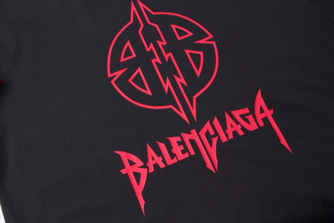 🅿️210 Detailed pictures [Top version. Official website quality] BALENCI*GA/Paris. 2024 new style. Classic LOGO cracked printed long-sleeved T-shirt. Brick cabinet synchronization. Genuine product developed at the first time, enjoy printing and comparison! The fabric is made of Paris ZP custom-woven and dyed cotton with double yarns and compact cotton. The weight is 260 grams. The cloth surface is clean. The cloth pattern is clear, soft and comfortable. The threads are dyed with no color difference. The classic printing is made of environmentally friendly imported materials, and the letters are cracked and printed. The letters are clear and the effect is three-dimensional. Restored brick cabinet. Ready-made clothes are washed and distressed, different market currency, welcome to compare, the version adopts OS loose shoulder version. Same style for men and women Coding: BL225027 Color: dark blue gray, white Size: XS S M L