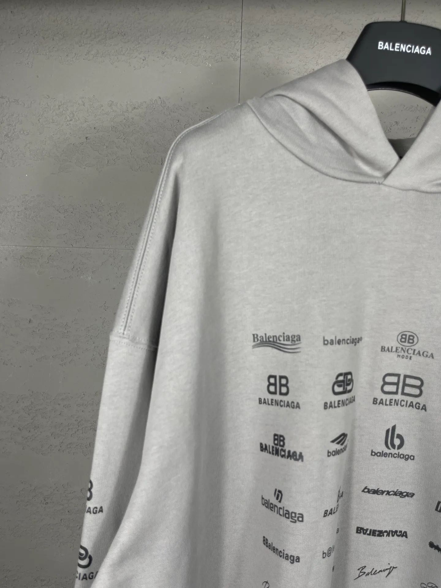🅿️300 real photos [Top version. Official website quality] BALENCI*GA/Paris BALENCI*GA# 2023 spring and summer new style, printed with classic LOGO collection long-sleeved sweatshirt. 2023 autumn and winter new product. Brick cabinet synchronization. The fabric is made of Paris ZP custom-woven and dyed cotton double yarn sweatshirt. The weight is 450 grams, the cloth surface is clean. The cloth texture is clear. Soft and comfortable. Good color fastness. Not easy to change color. The threads are woven and dyed with no color difference. The printing uses imported environmentally friendly rubber paddles, precision stencils, fine LOGO letters, clear letters, no burrs, and a three-dimensional effect. Restore brick cabinet. The version adopts OS loose shoulder version. Same style for men and women. Code: BL238002 Color: black, beige, pink, smoky gray Size: XS S M L