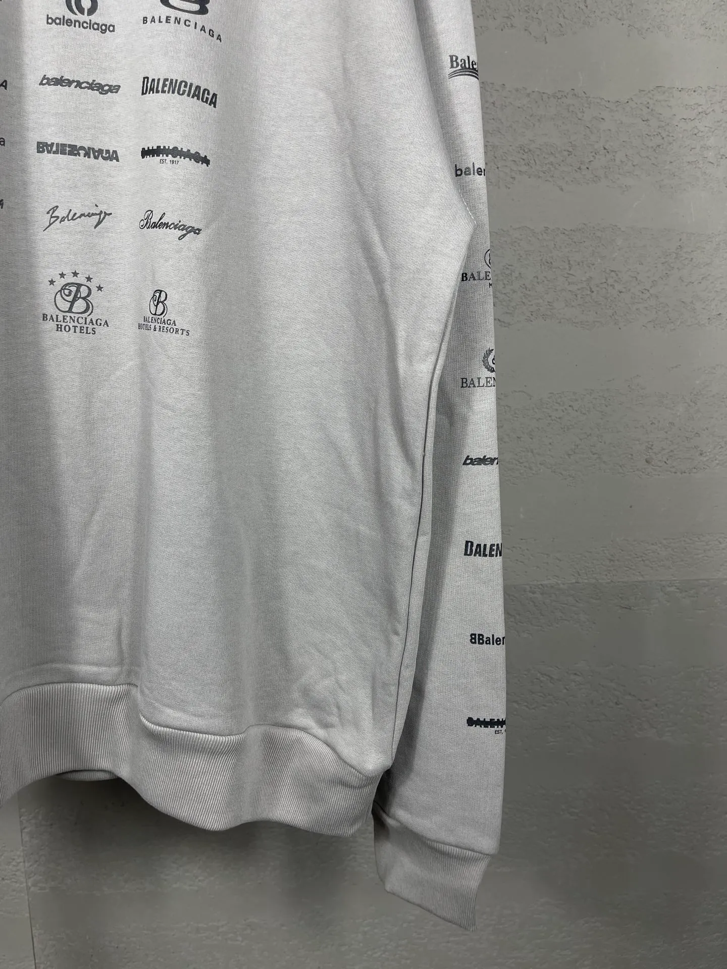 🅿️300 real photos [Top version. Official website quality] BALENCI*GA/Paris BALENCI*GA# 2023 spring and summer new style, printed with classic LOGO collection long-sleeved sweatshirt. 2023 autumn and winter new product. Brick cabinet synchronization. The fabric is made of Paris ZP custom-woven and dyed cotton double yarn sweatshirt. The weight is 450 grams, the cloth surface is clean. The cloth texture is clear. Soft and comfortable. Good color fastness. Not easy to change color. The threads are woven and dyed with no color difference. The printing uses imported environmentally friendly rubber paddles, precision stencils, fine LOGO letters, clear letters, no burrs, and a three-dimensional effect. Restore brick cabinet. The version adopts OS loose shoulder version. Same style for men and women. Code: BL238002 Color: black, beige, pink, smoky gray Size: XS S M L