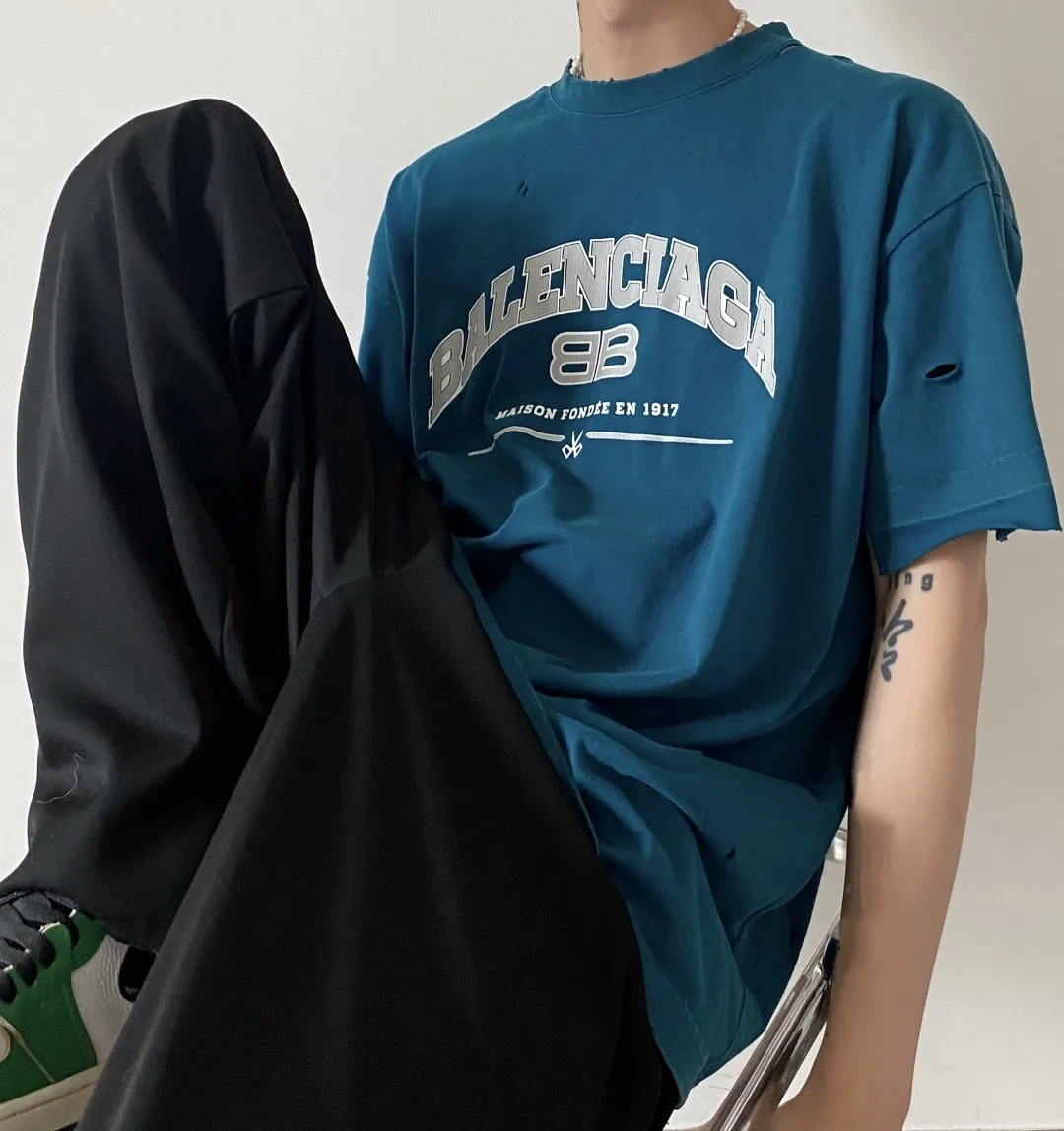 ♻️💯Reference model picture for the upper body❤️The top version of BALENCIAGA is a house built in 1917 with cracks, cracks, holes and hollows. The latest color matching, pure cotton, loose and breathable short sleeves. The latest season of Paris still uses the basic creation logo 1917 + scissors elements to improve the public’s impression of Paris’ long-standing brand and re-understand it. The printing still uses the crackle pattern process and the basic glue is used as the base. Prints pull evenly. It adopts the horizontal cracking method, the texture is clear and uniform, it will not fall off easily, and there is no pressure in backwashing and drying. Laser piercing is used to pierce the body, and the piercing effect is obvious. And there will be no wrinkles or deformation at the holes. The neckline is manually frayed, which is very costly and time-consuming. Excellent products, that’s how they come out. The fabric is made of 26S280g double-ply double-yarn plain cotton fabric, which has full drape. Package. The hang tags are fully customized and synchronized one to one.  Color: Peacock Blue Orange Red (custom dyed in a vat, it took more than a month) Size: XS-L P:270