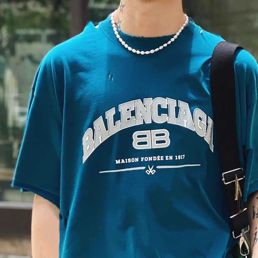 ♻️💯Reference model picture for the upper body❤️The top version of BALENCIAGA is a house built in 1917 with cracks, cracks, holes and hollows. The latest color matching, pure cotton, loose and breathable short sleeves. The latest season of Paris still uses the basic creation logo 1917 + scissors elements to improve the public’s impression of Paris’ long-standing brand and re-understand it. The printing still uses the crackle pattern process and the basic glue is used as the base. Prints pull evenly. It adopts the horizontal cracking method, the texture is clear and uniform, it will not fall off easily, and there is no pressure in backwashing and drying. Laser piercing is used to pierce the body, and the piercing effect is obvious. And there will be no wrinkles or deformation at the holes. The neckline is manually frayed, which is very costly and time-consuming. Excellent products, that’s how they come out. The fabric is made of 26S280g double-ply double-yarn plain cotton fabric, which has full drape. Package. The hang tags are fully customized and synchronized one to one.  Color: Peacock Blue Orange Red (custom dyed in a vat, it took more than a month) Size: XS-L P:270