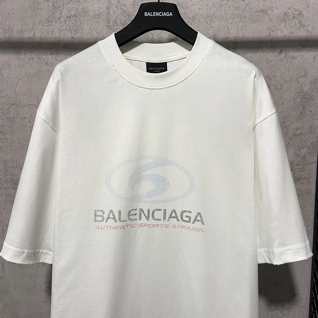 🅿️160 9132# Actual pictures Top version [[BALENCIA*GA] official website quality Paris new blur surfing LOGO pattern printed short-sleeved T-shirt OS version Loose dropped shoulders Unisex style Fabric: 260 grams 100% cotton double yarn Process: front and back printing Garment wash worn distressed fixed color Color: white Size: XS S M L