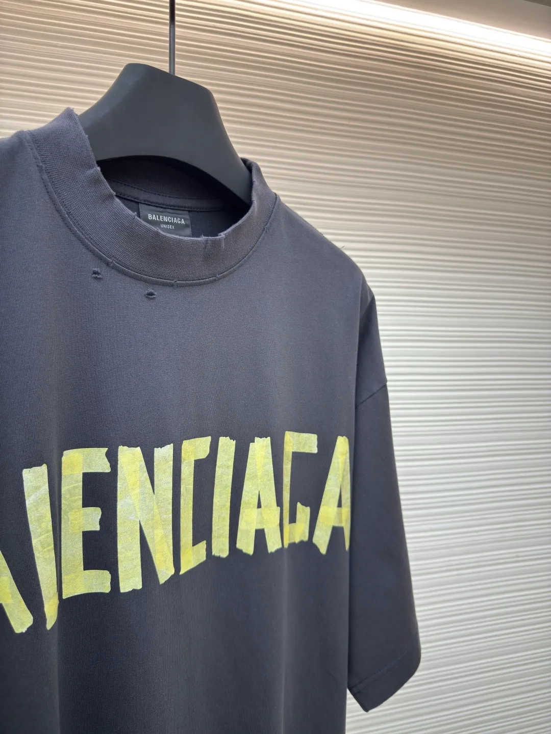 Balenciaga Masking Tape Short Sleeves ●Authentic product: Purchased and developed by 6499 ●Item No.: 1680275-A35 ●Fabric: Ribbed process ●Technology: Washed and brushed ●Version: Fitted version ●Weight: about 365 grams ●Size: 1-2-3-4 ●Description: The sleeves and hem are worn with a frayed effect. The lining is clean. No ends. No excess edges. The shoulders are frayed and the stitching is straight. Three-needle and five-thread craftsmanship. The shoulders are lined with taping. The fabric is made of distressed washed and brushed technology. The collar is designed with frayed holes. The ribbed fabric is custom-woven and dyed. The color is consistent and there is no color difference. Masking tape letters are used on the chest. The overall process of heavy craftsmanship. The washed fabric is comfortable and soft. The effect is worn and washed. The letters on the back are manually counter-positioned and shaped with a hot plate for glue printing. The overall wiring is straight and delicate, the fabric is comfortable and soft, and the color is consistent without color difference. It can be matched with the same style to create a fashionable look and control various occasions. Customized accessories, complete with three standards, same style for men and women!