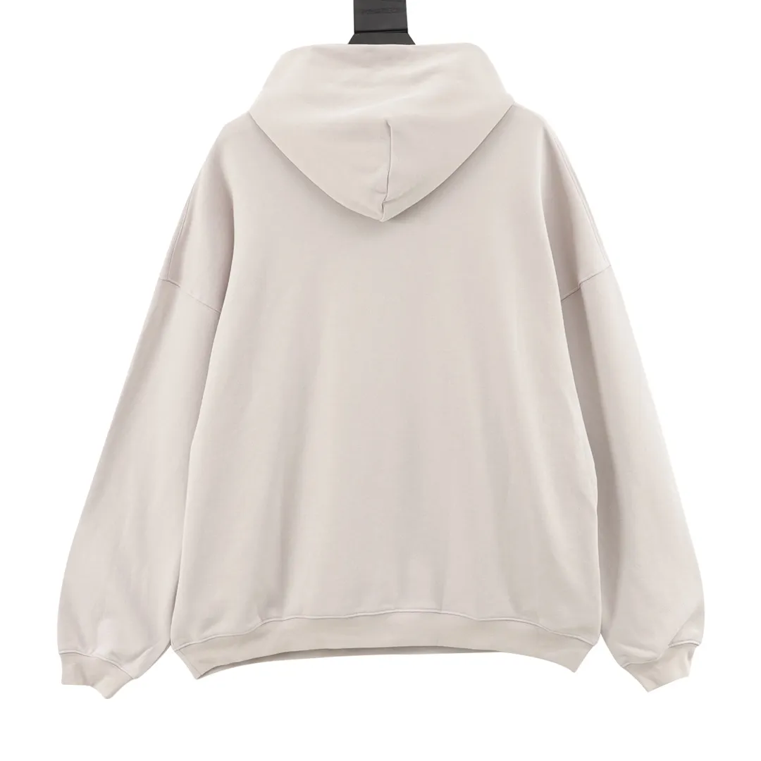 🅿️580 Balenciaga/Balenciaga Wireless Letter Printed Round Neck Sweatshirt Made of 26-count combed cotton + 10-count 100% cotton, with a weight of 480G. The fabric is made of high-quality domestic Xinjiang cotton yarn. Xinjiang cotton is recognized as a superior material among domestic cotton. The fabric is woven using the internationally recognized Fukuhara knitting machine. The fabric has clear texture, good resilience, strong wrinkle resistance, good abrasion resistance and breathability. It is close to the skin, not easy to loosen and has a long-lasting wide effect. The fabric has good gloss, strength and wear resistance, small shrinkage and a good skeleton feel. The pure cotton cloth is produced by air flow liquid cylinder. The environmentally friendly dyeing meets the national first-class product requirements. It is not easy to fade and is not prone to creases and claw marks. The OS version is easy to wear all year round: the sewing machine needle uses a No. 9 round-head needle, which will not puncture or break the section. The fibers of the material are threaded at a density of 3CM/14 stitches, which is tight but not loose or sparse; the sewing thread is imported oil-proof treated thread, and there will be no oil stains; the car is an imported car with a silver sword and a knife. size：S-L