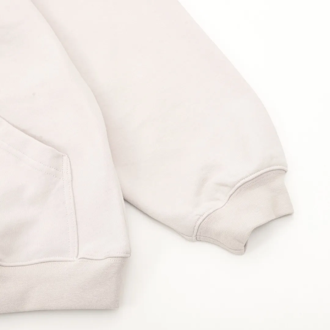 🅿️580 Balenciaga/Balenciaga Wireless Letter Printed Round Neck Sweatshirt Made of 26-count combed cotton + 10-count 100% cotton, with a weight of 480G. The fabric is made of high-quality domestic Xinjiang cotton yarn. Xinjiang cotton is recognized as a superior material among domestic cotton. The fabric is woven using the internationally recognized Fukuhara knitting machine. The fabric has clear texture, good resilience, strong wrinkle resistance, good abrasion resistance and breathability. It is close to the skin, not easy to loosen and has a long-lasting wide effect. The fabric has good gloss, strength and wear resistance, small shrinkage and a good skeleton feel. The pure cotton cloth is produced by air flow liquid cylinder. The environmentally friendly dyeing meets the national first-class product requirements. It is not easy to fade and is not prone to creases and claw marks. The OS version is easy to wear all year round: the sewing machine needle uses a No. 9 round-head needle, which will not puncture or break the section. The fibers of the material are threaded at a density of 3CM/14 stitches, which is tight but not loose or sparse; the sewing thread is imported oil-proof treated thread, and there will be no oil stains; the car is an imported car with a silver sword and a knife. size：S-L