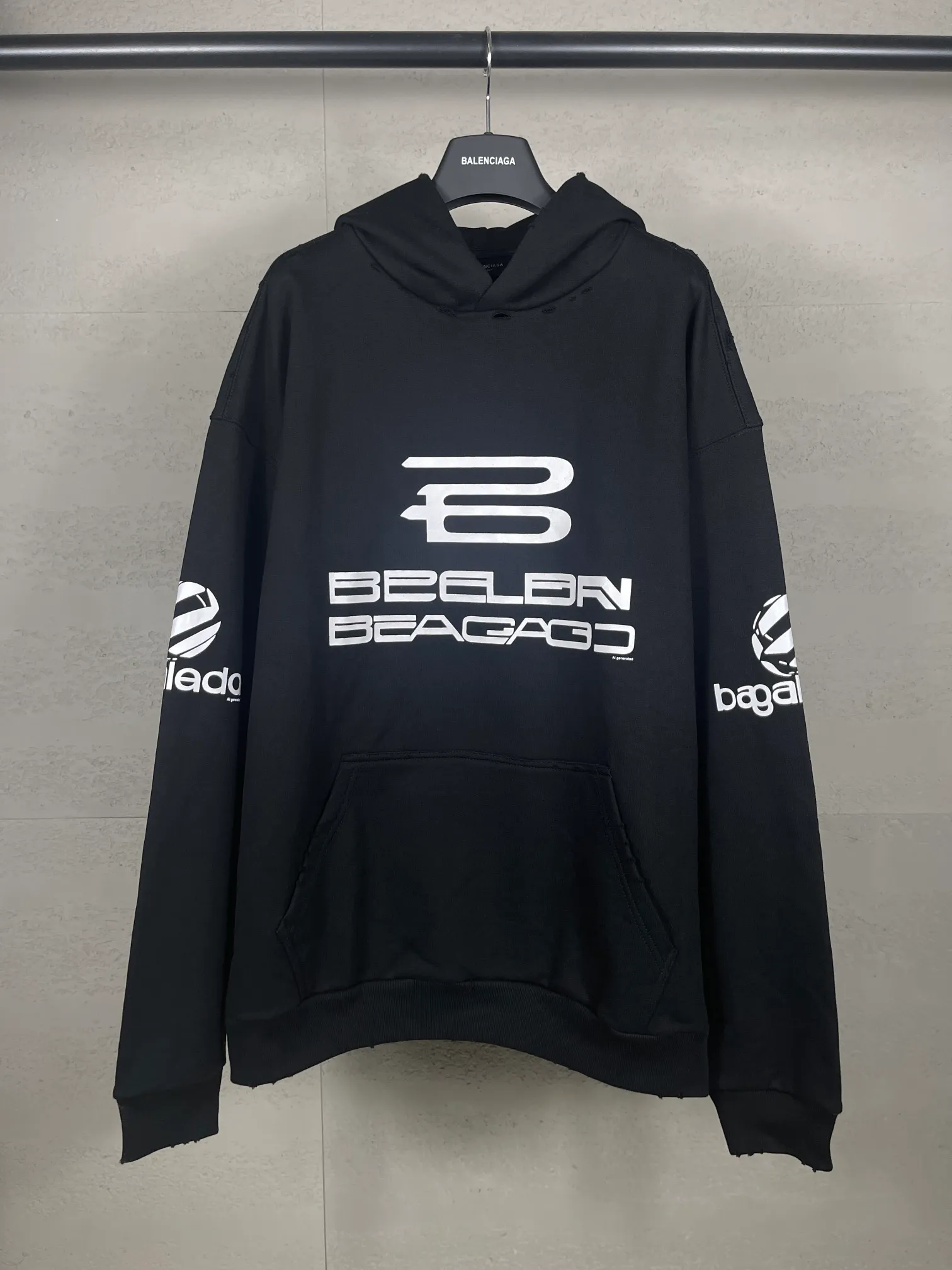 🅿️320 real photos [Top version. Official website quality] BALENCI*GA/Paris AI GENERATED HOODIE series new hooded sweatshirt #2024 new style. The front, back, left and right sleeves are printed with the new LOGO, and the ready-made garments are washed and worn. According to the normal practice in Jubie market, black and gray cuff printing are different. #2024 Spring and Summer Brick Cabinet Synchronization Welcome to compare. The fabric is made of Paris ZP custom-woven and dyed cotton double yarn, with a weight of 460 grams. The cloth surface is clean. The cloth pattern is clear, soft and comfortable. The threads are dyed with no color difference. The classic letter LOGO is printed with imported environmentally friendly glue. The letters are clear and the effect is three-dimensional. Restore the brick cabinet, adopt the OS loose shoulder style. Same style for men and women. Code: BL238917 Color: black, floral gray Size: XS S M L
