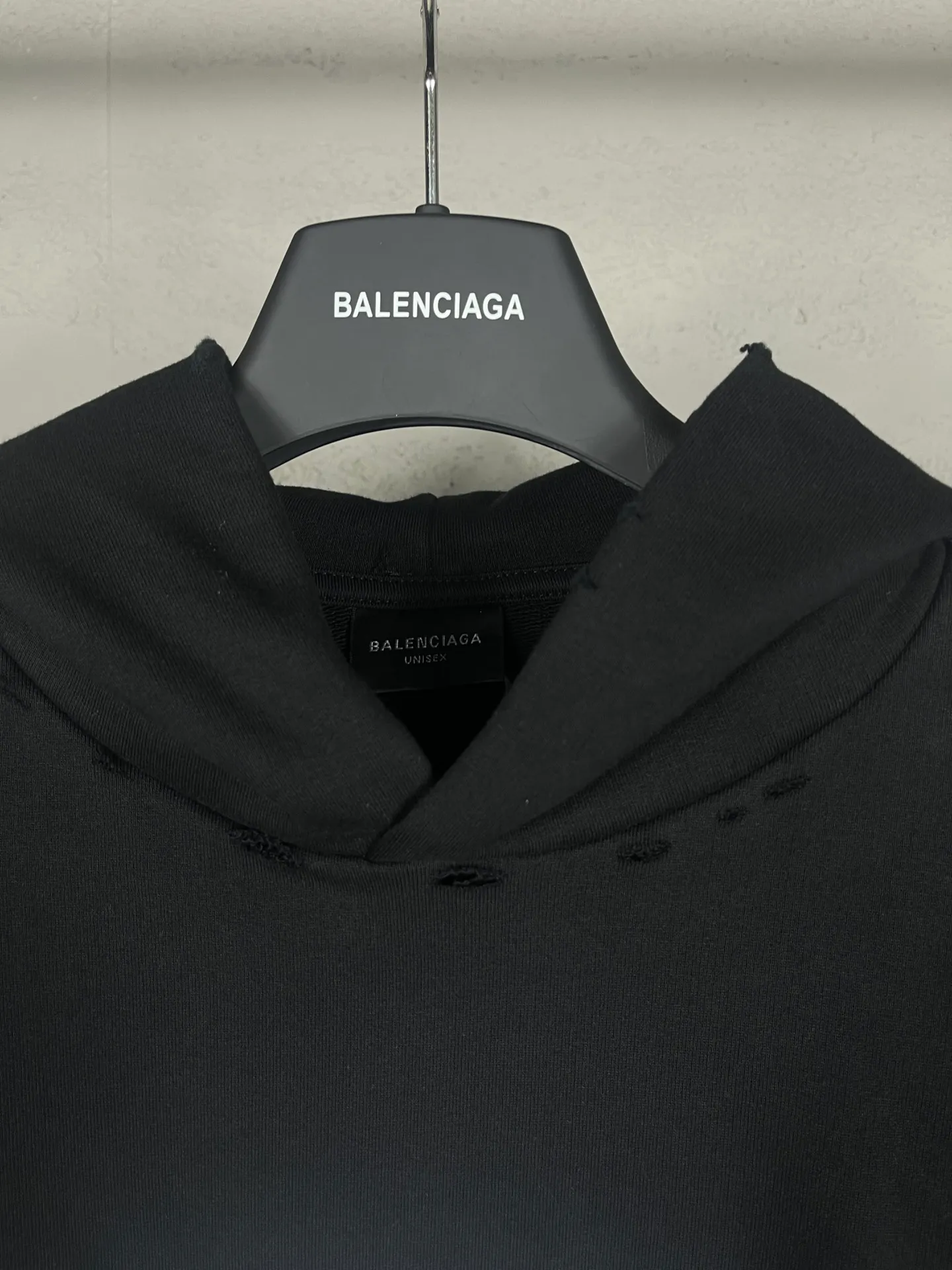 🅿️320 real photos [Top version. Official website quality] BALENCI*GA/Paris AI GENERATED HOODIE series new hooded sweatshirt #2024 new style. The front, back, left and right sleeves are printed with the new LOGO, and the ready-made garments are washed and worn. According to the normal practice in Jubie market, black and gray cuff printing are different. #2024 Spring and Summer Brick Cabinet Synchronization Welcome to compare. The fabric is made of Paris ZP custom-woven and dyed cotton double yarn, with a weight of 460 grams. The cloth surface is clean. The cloth pattern is clear, soft and comfortable. The threads are dyed with no color difference. The classic letter LOGO is printed with imported environmentally friendly glue. The letters are clear and the effect is three-dimensional. Restore the brick cabinet, adopt the OS loose shoulder style. Same style for men and women. Code: BL238917 Color: black, floral gray Size: XS S M L