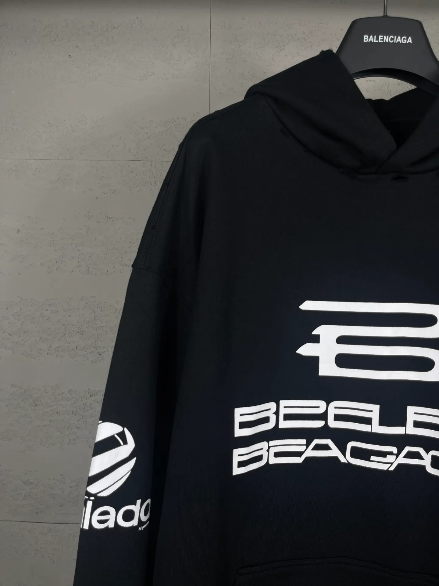 🅿️320 real photos [Top version. Official website quality] BALENCI*GA/Paris AI GENERATED HOODIE series new hooded sweatshirt #2024 new style. The front, back, left and right sleeves are printed with the new LOGO, and the ready-made garments are washed and worn. According to the normal practice in Jubie market, black and gray cuff printing are different. #2024 Spring and Summer Brick Cabinet Synchronization Welcome to compare. The fabric is made of Paris ZP custom-woven and dyed cotton double yarn, with a weight of 460 grams. The cloth surface is clean. The cloth pattern is clear, soft and comfortable. The threads are dyed with no color difference. The classic letter LOGO is printed with imported environmentally friendly glue. The letters are clear and the effect is three-dimensional. Restore the brick cabinet, adopt the OS loose shoulder style. Same style for men and women. Code: BL238917 Color: black, floral gray Size: XS S M L