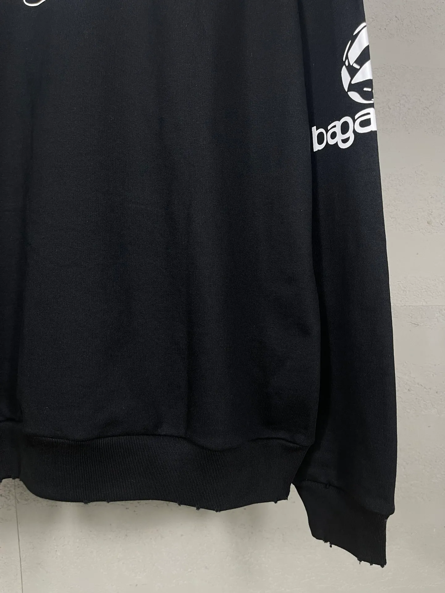 🅿️320 real photos [Top version. Official website quality] BALENCI*GA/Paris AI GENERATED HOODIE series new hooded sweatshirt #2024 new style. The front, back, left and right sleeves are printed with the new LOGO, and the ready-made garments are washed and worn. According to the normal practice in Jubie market, black and gray cuff printing are different. #2024 Spring and Summer Brick Cabinet Synchronization Welcome to compare. The fabric is made of Paris ZP custom-woven and dyed cotton double yarn, with a weight of 460 grams. The cloth surface is clean. The cloth pattern is clear, soft and comfortable. The threads are dyed with no color difference. The classic letter LOGO is printed with imported environmentally friendly glue. The letters are clear and the effect is three-dimensional. Restore the brick cabinet, adopt the OS loose shoulder style. Same style for men and women. Code: BL238917 Color: black, floral gray Size: XS S M L