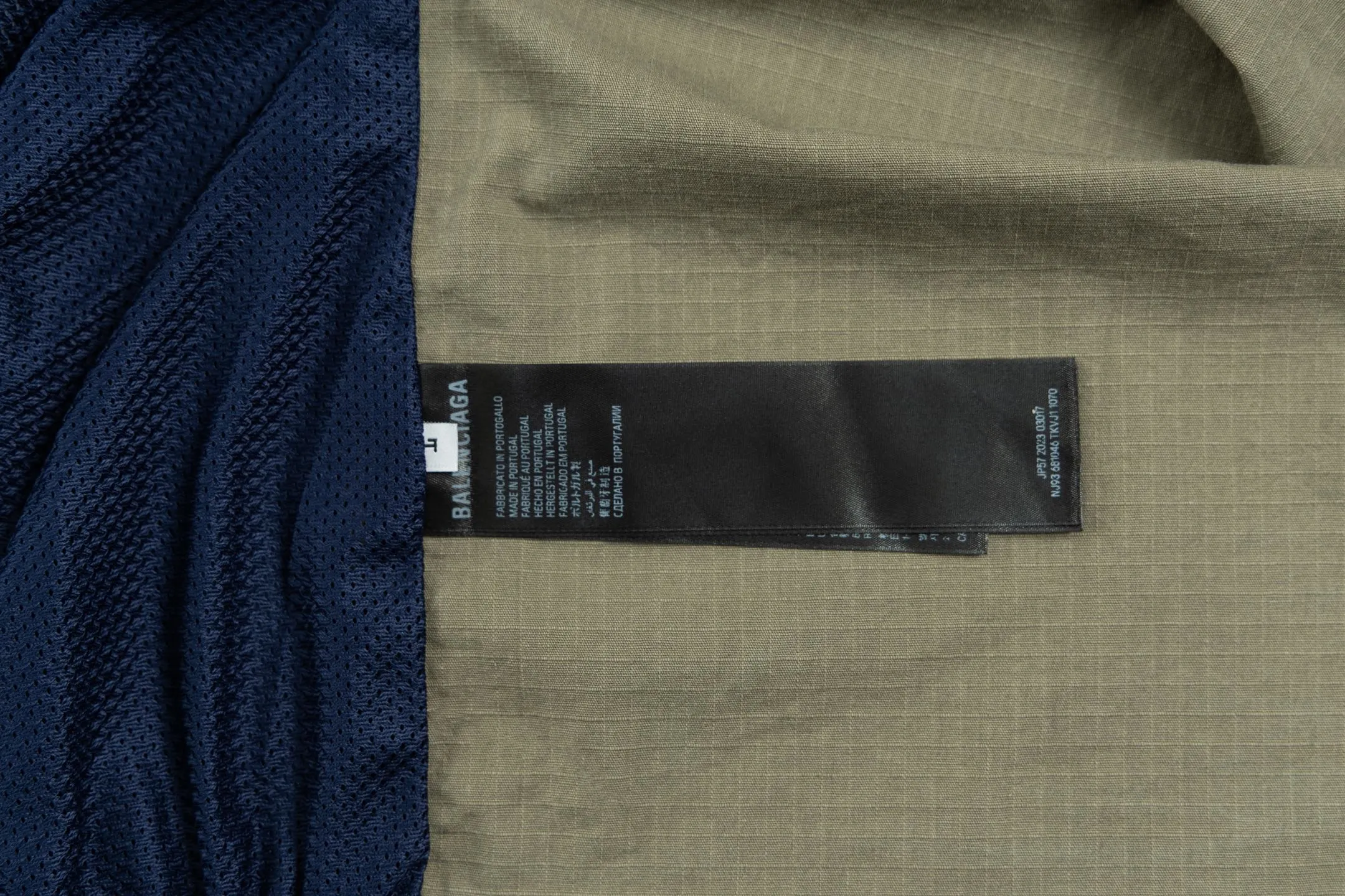 🅿️620 [Exclusive supply] BLCG 25FW contrasting color patchwork work jacket. The original version was purchased and developed for 11,605. The fabric is made of selected high-end blended fabrics, with a crisp texture and excellent drape. It is made up of 4 different fabrics, and each piece needs to be stitched according to the color, making the process extremely cumbersome. The ready-made garments are stained by spray machining 6, then processed by parking spaces, and finally hand-polished and hand-painted. The front and rear contrasting color splicing is neat and three-dimensional, and matched with the brand's iconic letter logo, it is highly visually recognizable. The shirt style is equipped with a neat placket design, making it easy to put on and take off. Customized hardware, threads and accessories are used in every detail, and are strictly aligned with the pattern. All craftsmanship details are restored to be consistent, perfectly presenting Balenciaga's avant-garde fashion style. The same design for men and women cleverly combines luxury brand heritage with street style to create a high-end look. Size:1-2-3-4