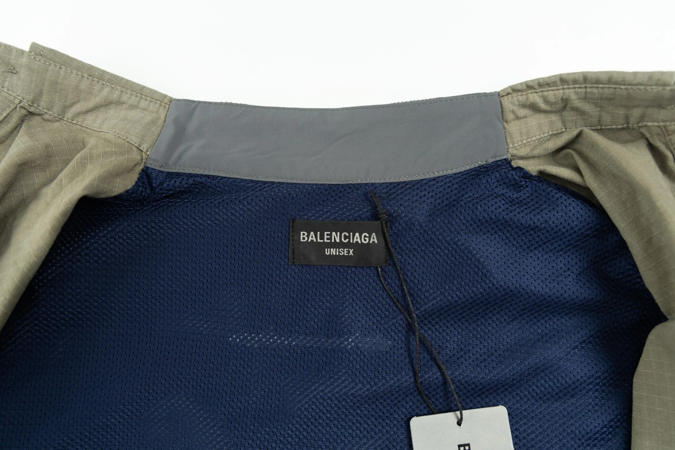 🅿️620 [Exclusive supply] BLCG 25FW contrasting color patchwork work jacket. The original version was purchased and developed for 11,605. The fabric is made of selected high-end blended fabrics, with a crisp texture and excellent drape. It is made up of 4 different fabrics, and each piece needs to be stitched according to the color, making the process extremely cumbersome. The ready-made garments are stained by spray machining 6, then processed by parking spaces, and finally hand-polished and hand-painted. The front and rear contrasting color splicing is neat and three-dimensional, and matched with the brand's iconic letter logo, it is highly visually recognizable. The shirt style is equipped with a neat placket design, making it easy to put on and take off. Customized hardware, threads and accessories are used in every detail, and are strictly aligned with the pattern. All craftsmanship details are restored to be consistent, perfectly presenting Balenciaga's avant-garde fashion style. The same design for men and women cleverly combines luxury brand heritage with street style to create a high-end look. Size:1-2-3-4