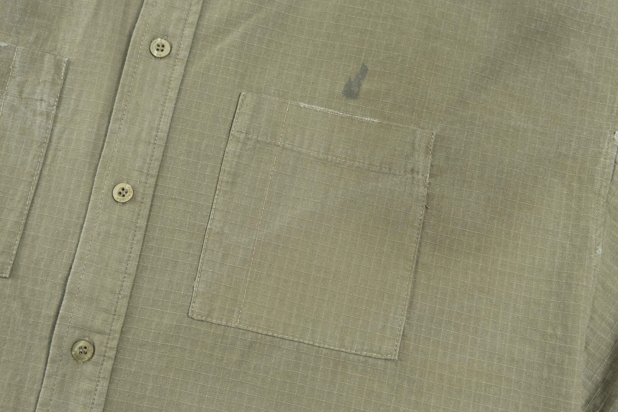 🅿️620 [Exclusive supply] BLCG 25FW contrasting color patchwork work jacket. The original version was purchased and developed for 11,605. The fabric is made of selected high-end blended fabrics, with a crisp texture and excellent drape. It is made up of 4 different fabrics, and each piece needs to be stitched according to the color, making the process extremely cumbersome. The ready-made garments are stained by spray machining 6, then processed by parking spaces, and finally hand-polished and hand-painted. The front and rear contrasting color splicing is neat and three-dimensional, and matched with the brand's iconic letter logo, it is highly visually recognizable. The shirt style is equipped with a neat placket design, making it easy to put on and take off. Customized hardware, threads and accessories are used in every detail, and are strictly aligned with the pattern. All craftsmanship details are restored to be consistent, perfectly presenting Balenciaga's avant-garde fashion style. The same design for men and women cleverly combines luxury brand heritage with street style to create a high-end look. Size:1-2-3-4