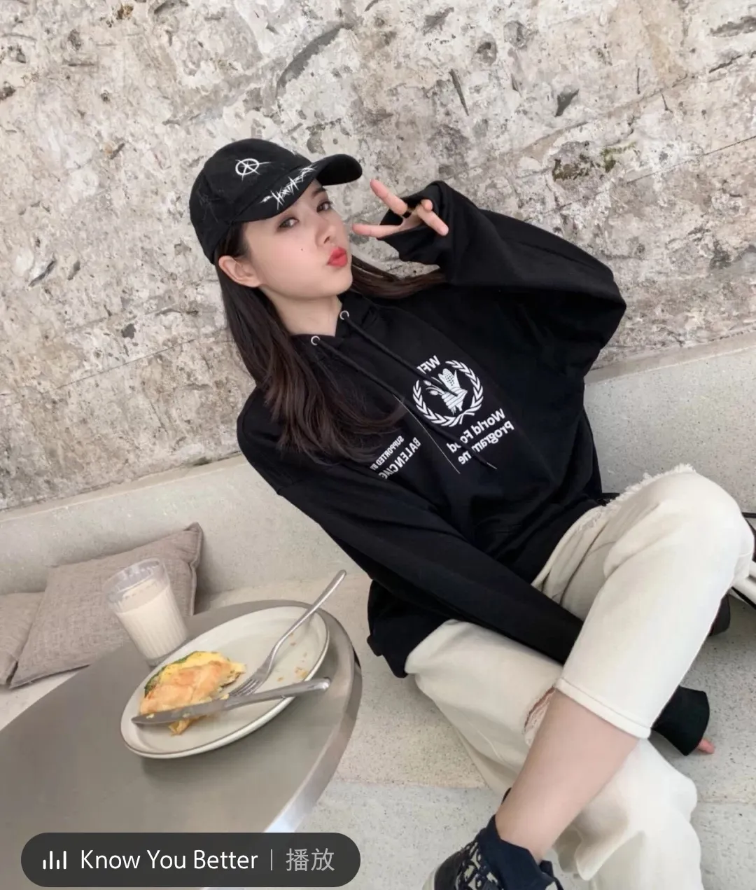 ♻️💯Reference model picture for the upper body❤️Top tested Balenciaga Balenciaga 21SS new WFP World Food Agency male and female couple star same style autumn and winter pure cotton hooded sweatshirt. The fabric is made of 480 grams of pure cotton terry material. It does not pill. It feels very good. Printed and dressed up dozens of times to achieve a 1:1 effect. They all use slurry imported from abroad. A proportion of foaming powder is added to the slurry to foam at high temperature. The printing embossing effect is very good, and the powder does not fall off or break. The front and rear panels are washable and environmentally friendly. The entire printing process takes a long time. The hem and cuffs are all customized threads. There is no error in dyeing in the same vat. The workmanship is perfect. The accessories are all customized. This year’s hot trend in the market. Many Internet celebrities have tops. Very trendy. The same OverSzie version for men and women. Color: black, pink, Klein blue, white. Size: XS-L P:450