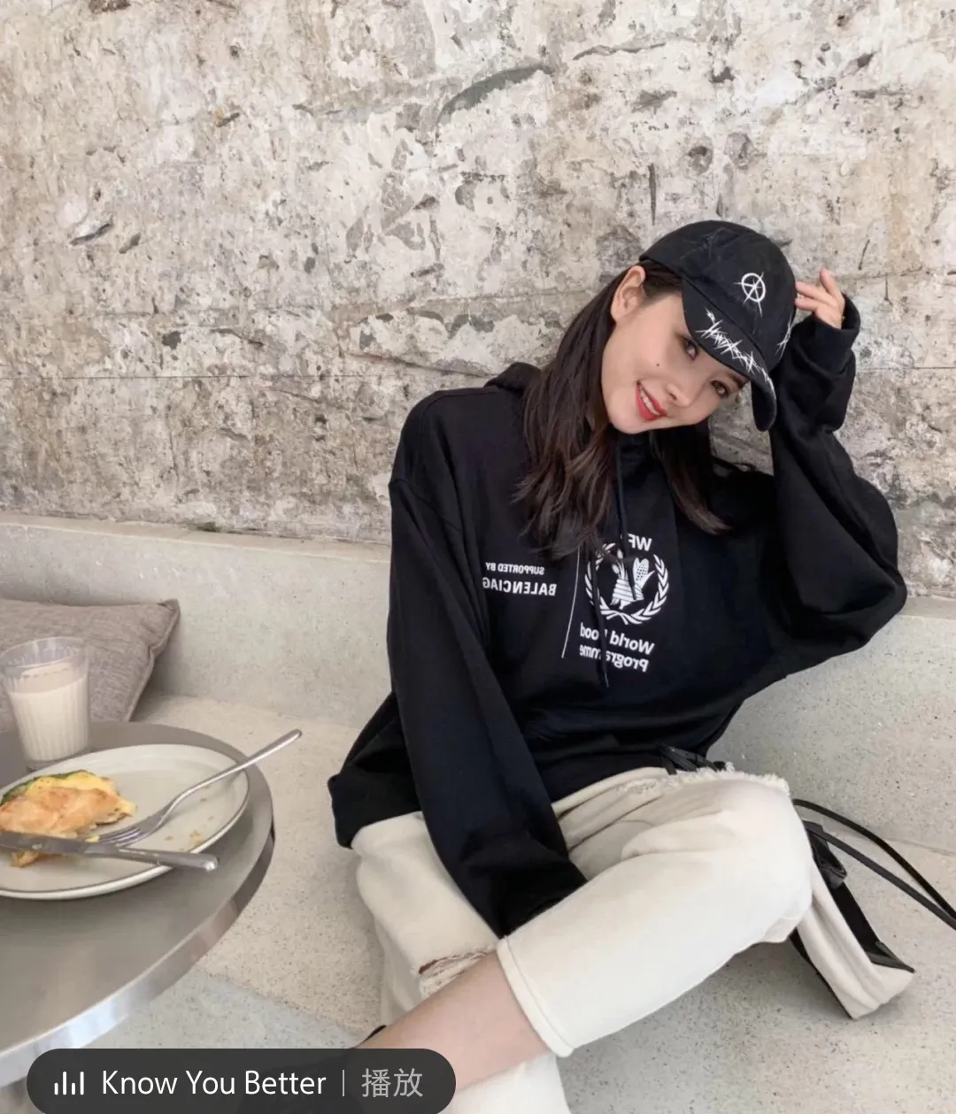 ♻️💯Reference model picture for the upper body❤️Top tested Balenciaga Balenciaga 21SS new WFP World Food Agency male and female couple star same style autumn and winter pure cotton hooded sweatshirt. The fabric is made of 480 grams of pure cotton terry material. It does not pill. It feels very good. Printed and dressed up dozens of times to achieve a 1:1 effect. They all use slurry imported from abroad. A proportion of foaming powder is added to the slurry to foam at high temperature. The printing embossing effect is very good, and the powder does not fall off or break. The front and rear panels are washable and environmentally friendly. The entire printing process takes a long time. The hem and cuffs are all customized threads. There is no error in dyeing in the same vat. The workmanship is perfect. The accessories are all customized. This year’s hot trend in the market. Many Internet celebrities have tops. Very trendy. The same OverSzie version for men and women. Color: black, pink, Klein blue, white. Size: XS-L P:450