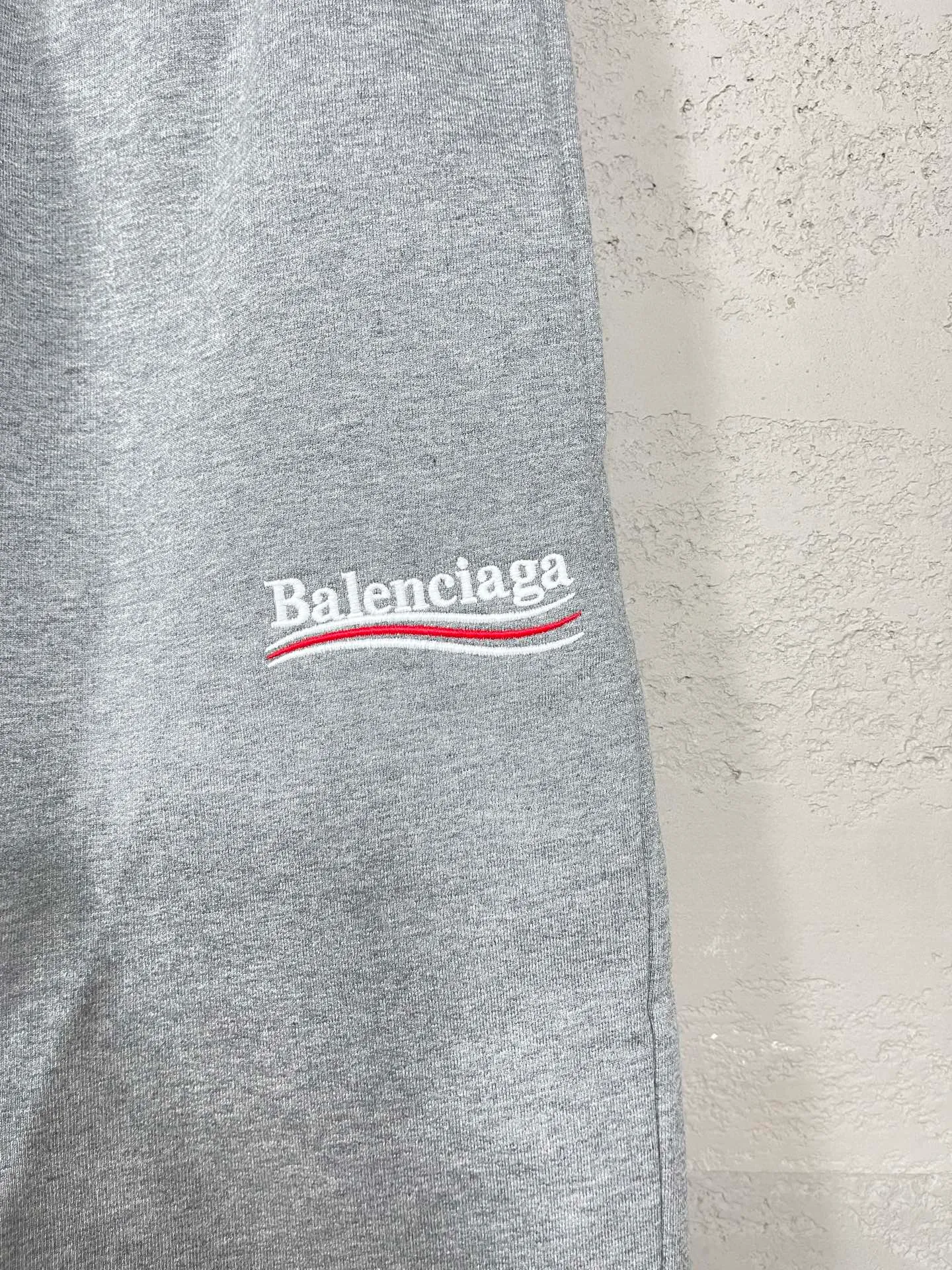 🅿️210 real photos [Top version. Official website quality] BALENCI*GA/Paris. New model. Shorts with classic LOGO embroidery of Ocean Splash. Synchronized with brick cabinets. Developed as authentic products at the first time, please print and compare! The fabric is made of Paris ZP custom-woven and dyed 100% cotton terry sweatshirt. The weight is 460 grams. The cloth surface is clean. The cloth pattern is clear and the hand feels soft and comfortable. The embroidery uses an imported Tajima embroidery machine. The letters are clear and the effect is three-dimensional. The version adopts a loose version. Same style for men and women. Code: BL257009 Color: black, rice apricot, floral gray Size: XS S M L