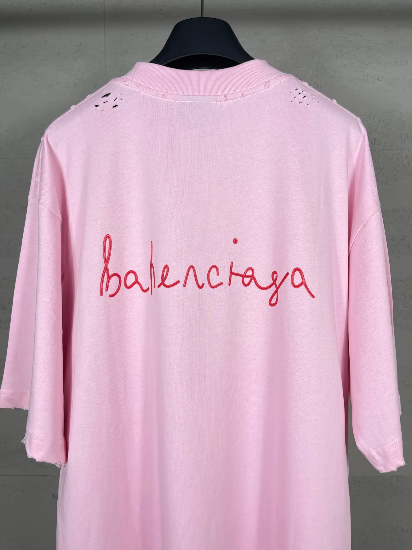 🅿️180 real photos [Top version. Official website quality] BALENCI*GA/Paris. SS24 Paris Chinese Valentine's Day limited edition love LOGO print, finished product washed and worn short-sleeved T-shirt. Brick cabinet synchronization. Genuine product developed at the first time, happy to print and compare! The fabric is made of Paris ZP custom-woven and dyed cotton double yarn. Weighing 260 grams, the cloth surface is clean. The cloth pattern is clear, soft and comfortable. The threads are dyed with no color difference. The printing uses environmentally friendly imported materials. The letters are clear and the effect is three-dimensional. The version adopts OS loose shoulder design. Same style for men and women. Code: BL223606 Color: black, pink Size: XS S M L