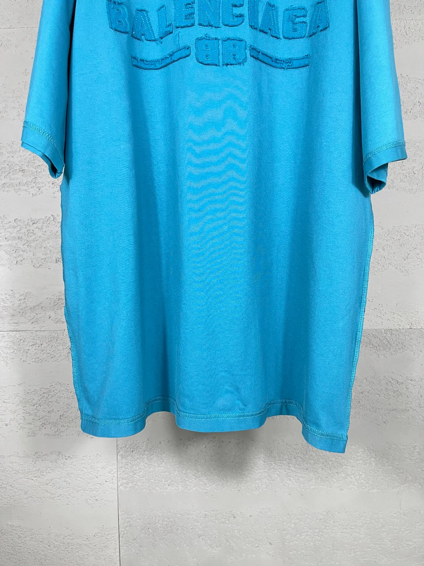 🅿️200 Actual pictures [Top version. Official website quality] BALENCI*GA/Paris #2025 new style washed short-sleeved T-shirt with letter LOGO chest patch embroidery, ready-to-wear stitching on the reverse side, ready-to-wear wash, full of design sense. Welcome to compare. The fabric is made of Paris ZP custom-woven and dyed cotton double yarn, weighing 260 grams, the cloth surface is clean. The cloth pattern is clear, soft and comfortable. The threads are dyed with no color difference. The classic letter LOGO is embroidered with imported Tajima embroidery machine. The effect is three-dimensional. Restore the brick cabinet, adopt OS loose shoulder style. Same style for men and women. Code: BL253639 Color: washed black, matte blue, green Size: XS S M L