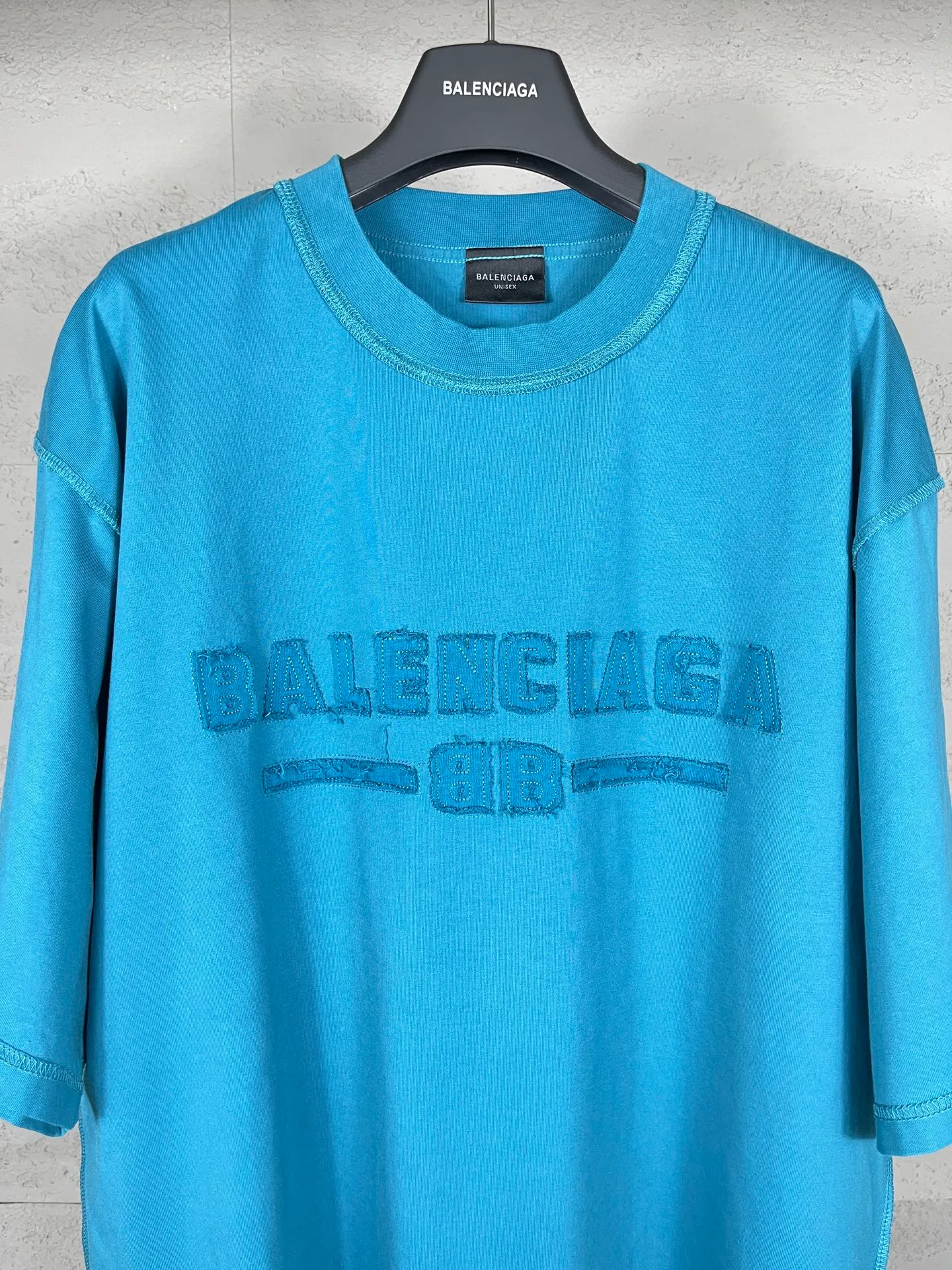 🅿️200 Actual pictures [Top version. Official website quality] BALENCI*GA/Paris #2025 new style washed short-sleeved T-shirt with letter LOGO chest patch embroidery, ready-to-wear stitching on the reverse side, ready-to-wear wash, full of design sense. Welcome to compare. The fabric is made of Paris ZP custom-woven and dyed cotton double yarn, weighing 260 grams, the cloth surface is clean. The cloth pattern is clear, soft and comfortable. The threads are dyed with no color difference. The classic letter LOGO is embroidered with imported Tajima embroidery machine. The effect is three-dimensional. Restore the brick cabinet, adopt OS loose shoulder style. Same style for men and women. Code: BL253639 Color: washed black, matte blue, green Size: XS S M L