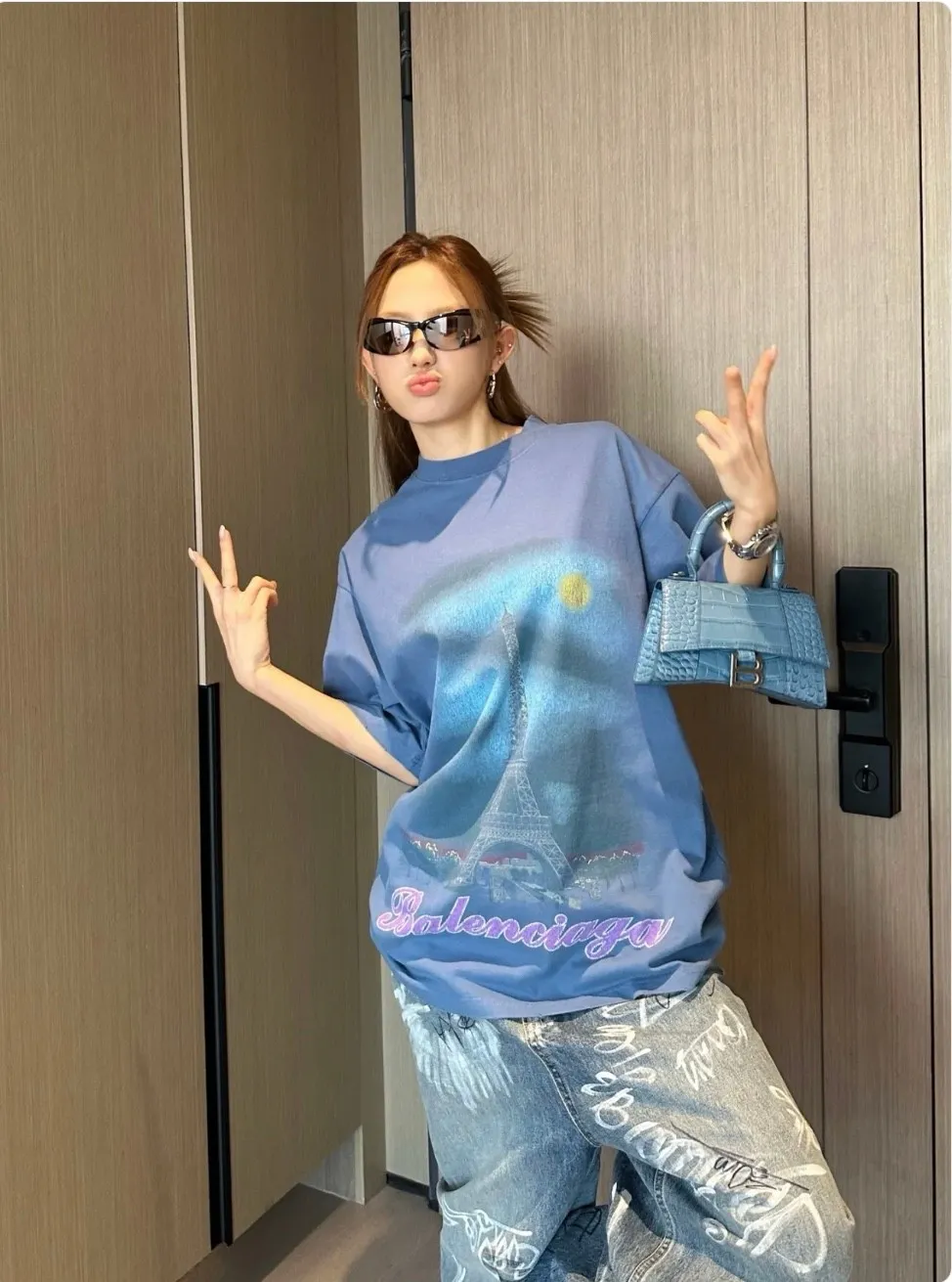 🎀Hot model pictures🎀Top tested version BALENCIAGA Balenciaga 24 latest Paris Eiffel Tower inkjet graffiti hand-painted gradient color printed washed distressed short-sleeved T-shirt The whole piece of fabric is washed before being cut, and the front and rear panels are printed using imported Kornit direct-jet printing technology. After the garment is washed for the second time, in order to be closer to the original effect, it is manually positioned, flattened, inked and spray-painted by a master craftsman. The garment effect is more accurate and time-consuming and labor-intensive. The details are perfectly restored zp Exclusively woven and dyed 300g fabric. Threads are dyed in the same vat with zero color difference. Difference from market currency. Welcome to compare. Fabric: Customized imported high-gram weight tight double yarn fabric 300g, 100% cotton. Accessories: full set of customized accessories, packaging bags, tags, brand LOGO Sydney paper. Color: black blue. Size: XS--L P:310.