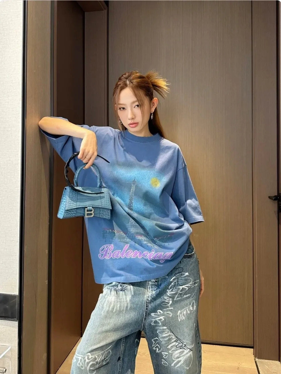 🎀Hot model pictures🎀Top tested version BALENCIAGA Balenciaga 24 latest Paris Eiffel Tower inkjet graffiti hand-painted gradient color printed washed distressed short-sleeved T-shirt The whole piece of fabric is washed before being cut, and the front and rear panels are printed using imported Kornit direct-jet printing technology. After the garment is washed for the second time, in order to be closer to the original effect, it is manually positioned, flattened, inked and spray-painted by a master craftsman. The garment effect is more accurate and time-consuming and labor-intensive. The details are perfectly restored zp Exclusively woven and dyed 300g fabric. Threads are dyed in the same vat with zero color difference. Difference from market currency. Welcome to compare. Fabric: Customized imported high-gram weight tight double yarn fabric 300g, 100% cotton. Accessories: full set of customized accessories, packaging bags, tags, brand LOGO Sydney paper. Color: black blue. Size: XS--L P:310.