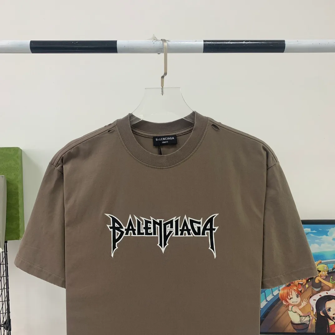 [New Color] Top-quality tried-and-tested version BALENCIAGA 23ss Paris new distressed limited edition rock band male and female couple star same style pure cotton short-sleeved T-shirt Metallica Tees has been in 2005 since the last retro 90s Metallica rock band series. The fabric is custom-woven and dyed from 320g high-density combed cotton. The only two washes on the market ensure the restoration of the original feel. BB letters are automatically printed using an elliptical machine. Stable printing temperature ensures the same effect as the original version. The cracked texture is natural and classy. Heavy washing and sanding process/neckline/cuffs/hemm fraying and hole treatment. Ready-to-wear clothes are washed twice. Highly restore the color of YB finished products. Customers will naturally understand. This effect is extremely costly. Exclusive high quality. The texture is different from market currency. Welcome to compare, same style for men and women -Color: Camel -SIZE: Xs S M L P:270