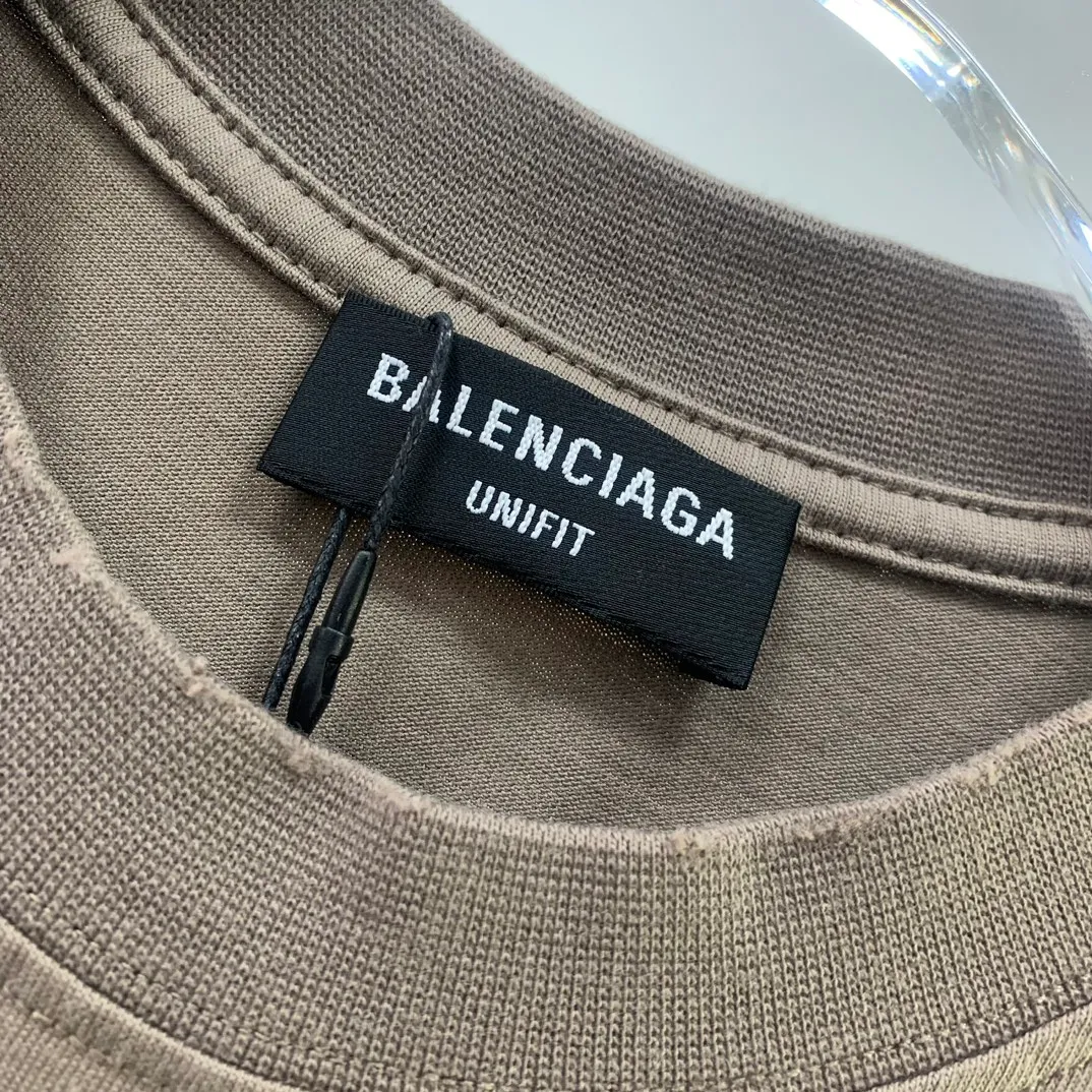 [New Color] Top-quality tried-and-tested version BALENCIAGA 23ss Paris new distressed limited edition rock band male and female couple star same style pure cotton short-sleeved T-shirt Metallica Tees has been in 2005 since the last retro 90s Metallica rock band series. The fabric is custom-woven and dyed from 320g high-density combed cotton. The only two washes on the market ensure the restoration of the original feel. BB letters are automatically printed using an elliptical machine. Stable printing temperature ensures the same effect as the original version. The cracked texture is natural and classy. Heavy washing and sanding process/neckline/cuffs/hemm fraying and hole treatment. Ready-to-wear clothes are washed twice. Highly restore the color of YB finished products. Customers will naturally understand. This effect is extremely costly. Exclusive high quality. The texture is different from market currency. Welcome to compare, same style for men and women -Color: Camel -SIZE: Xs S M L P:270