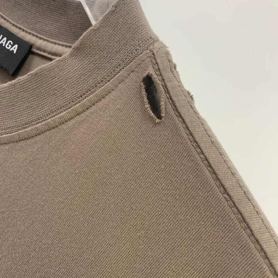 [New Color] Top-quality tried-and-tested version BALENCIAGA 23ss Paris new distressed limited edition rock band male and female couple star same style pure cotton short-sleeved T-shirt Metallica Tees has been in 2005 since the last retro 90s Metallica rock band series. The fabric is custom-woven and dyed from 320g high-density combed cotton. The only two washes on the market ensure the restoration of the original feel. BB letters are automatically printed using an elliptical machine. Stable printing temperature ensures the same effect as the original version. The cracked texture is natural and classy. Heavy washing and sanding process/neckline/cuffs/hemm fraying and hole treatment. Ready-to-wear clothes are washed twice. Highly restore the color of YB finished products. Customers will naturally understand. This effect is extremely costly. Exclusive high quality. The texture is different from market currency. Welcome to compare, same style for men and women -Color: Camel -SIZE: Xs S M L P:270