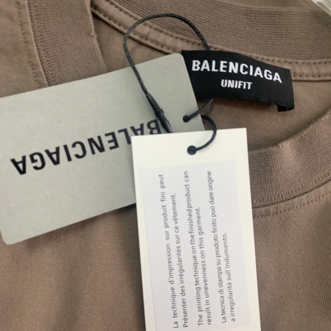 [New Color] Top-quality tried-and-tested version BALENCIAGA 23ss Paris new distressed limited edition rock band male and female couple star same style pure cotton short-sleeved T-shirt Metallica Tees has been in 2005 since the last retro 90s Metallica rock band series. The fabric is custom-woven and dyed from 320g high-density combed cotton. The only two washes on the market ensure the restoration of the original feel. BB letters are automatically printed using an elliptical machine. Stable printing temperature ensures the same effect as the original version. The cracked texture is natural and classy. Heavy washing and sanding process/neckline/cuffs/hemm fraying and hole treatment. Ready-to-wear clothes are washed twice. Highly restore the color of YB finished products. Customers will naturally understand. This effect is extremely costly. Exclusive high quality. The texture is different from market currency. Welcome to compare, same style for men and women -Color: Camel -SIZE: Xs S M L P:270