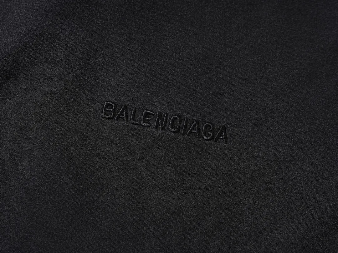 🅿️360 photos [Top version. Official website quality] BALENCI*GA/Paris. 2024 catwalk style goddess washed, worn and worn hooded sweatshirt. 2024 new model. All pattern details, colors and Y-plates are customized, made with super heavy craftsmanship, and washed and polished. Please refer to the picture for delivery at Jubie Market. Brick cabinets are synchronized. Genuine products are developed at the first time, and you can print and compare! The fabric is made of Paris ZP custom-woven and dyed cotton terry sweatshirt. Weighing 460 grams, the cloth surface is clean. The cloth pattern is clear, soft and comfortable. The threads are dyed with no color difference. The printing uses environmentally friendly imported materials and self-inking direct injection, with clear letters and three-dimensional effect. The entire garment is washed and distressed. The version adopts OS loose shoulder design. Same style for men and women. Code: BL238926 Color: washed black Size: XS S M L