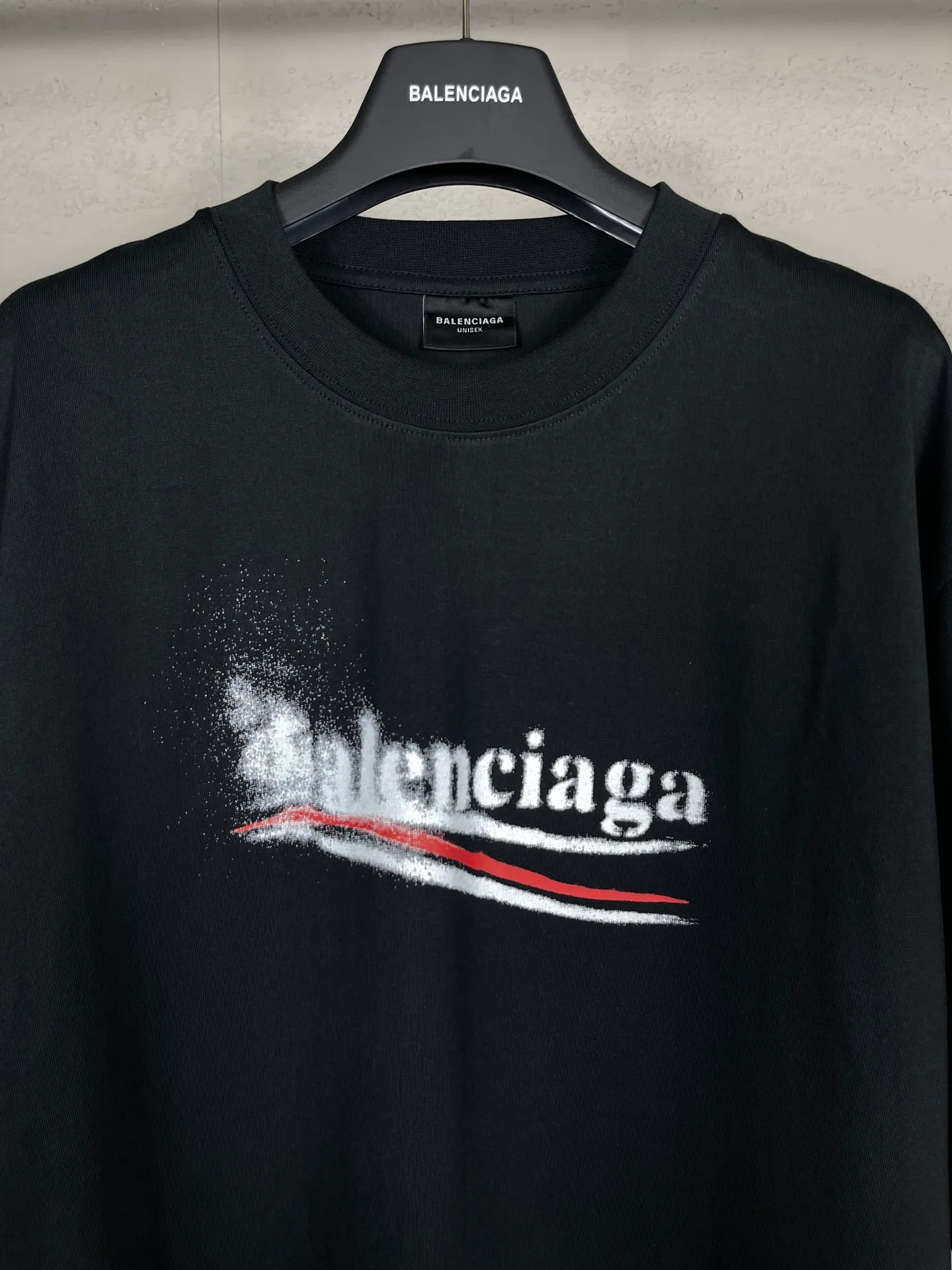 🅿️170 real photos [Top version. Official website quality] BALENCI*GA/Paris. 2024 new classic letter LOGO printed graffiti short-sleeved T-shirt. Brick cabinets are synchronized. Genuine products are developed at the first time. All fabric colors are available. Printed Y boards are customized. Enjoy printing and comparison! The fabric is made of Paris ZP custom-woven and dyed cotton double yarn. Weighing 260 grams, the cloth surface is clean. The cloth pattern is clear, soft and comfortable. The threads are dyed with no color difference. The classic LOGO uses environmentally friendly imported materials to print graffiti, and the dot direct spray process creates a three-dimensional effect. Restore brick cabinets, adopt OS loose shoulder style. Same style for men and women. Code: BL223332 Color: black and blue, off-white, size: XS to L