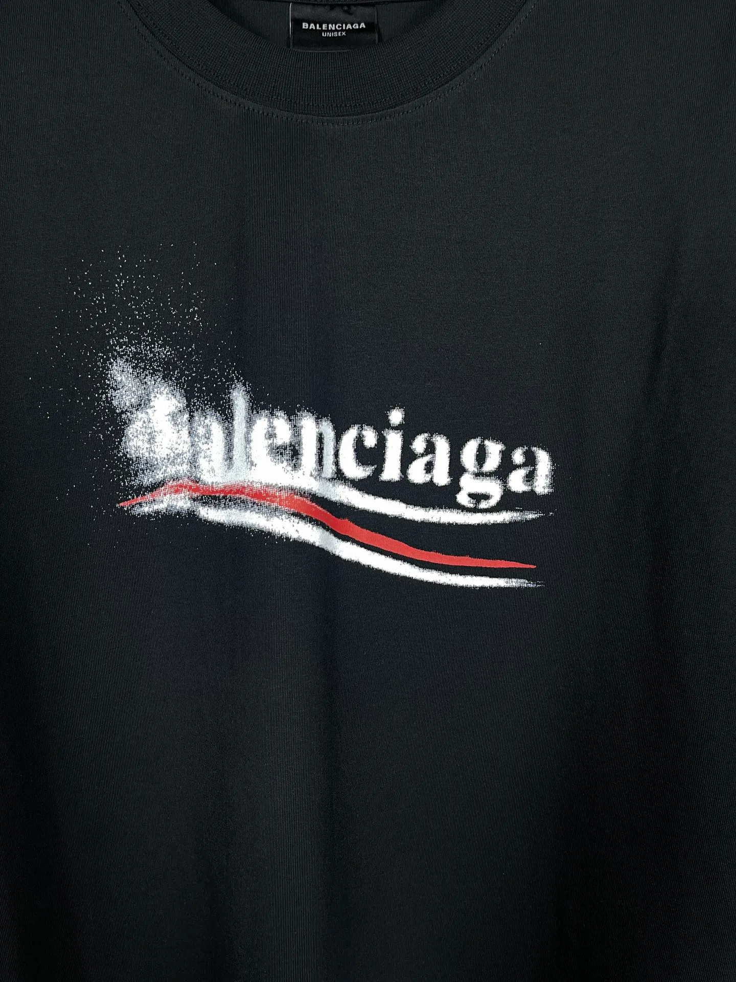 🅿️170 real photos [Top version. Official website quality] BALENCI*GA/Paris. 2024 new classic letter LOGO printed graffiti short-sleeved T-shirt. Brick cabinets are synchronized. Genuine products are developed at the first time. All fabric colors are available. Printed Y boards are customized. Enjoy printing and comparison! The fabric is made of Paris ZP custom-woven and dyed cotton double yarn. Weighing 260 grams, the cloth surface is clean. The cloth pattern is clear, soft and comfortable. The threads are dyed with no color difference. The classic LOGO uses environmentally friendly imported materials to print graffiti, and the dot direct spray process creates a three-dimensional effect. Restore brick cabinets, adopt OS loose shoulder style. Same style for men and women. Code: BL223332 Color: black and blue, off-white, size: XS to L