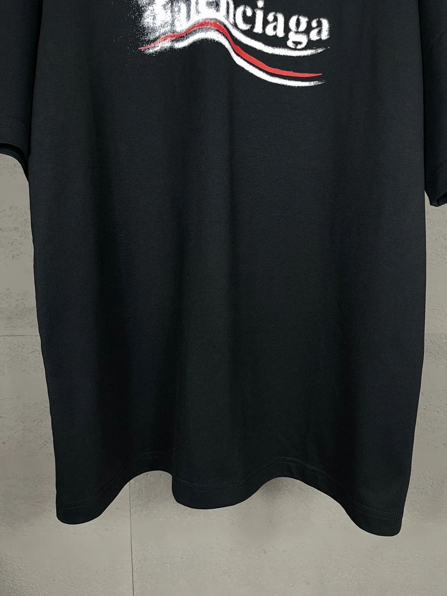🅿️170 real photos [Top version. Official website quality] BALENCI*GA/Paris. 2024 new classic letter LOGO printed graffiti short-sleeved T-shirt. Brick cabinets are synchronized. Genuine products are developed at the first time. All fabric colors are available. Printed Y boards are customized. Enjoy printing and comparison! The fabric is made of Paris ZP custom-woven and dyed cotton double yarn. Weighing 260 grams, the cloth surface is clean. The cloth pattern is clear, soft and comfortable. The threads are dyed with no color difference. The classic LOGO uses environmentally friendly imported materials to print graffiti, and the dot direct spray process creates a three-dimensional effect. Restore brick cabinets, adopt OS loose shoulder style. Same style for men and women. Code: BL223332 Color: black and blue, off-white, size: XS to L