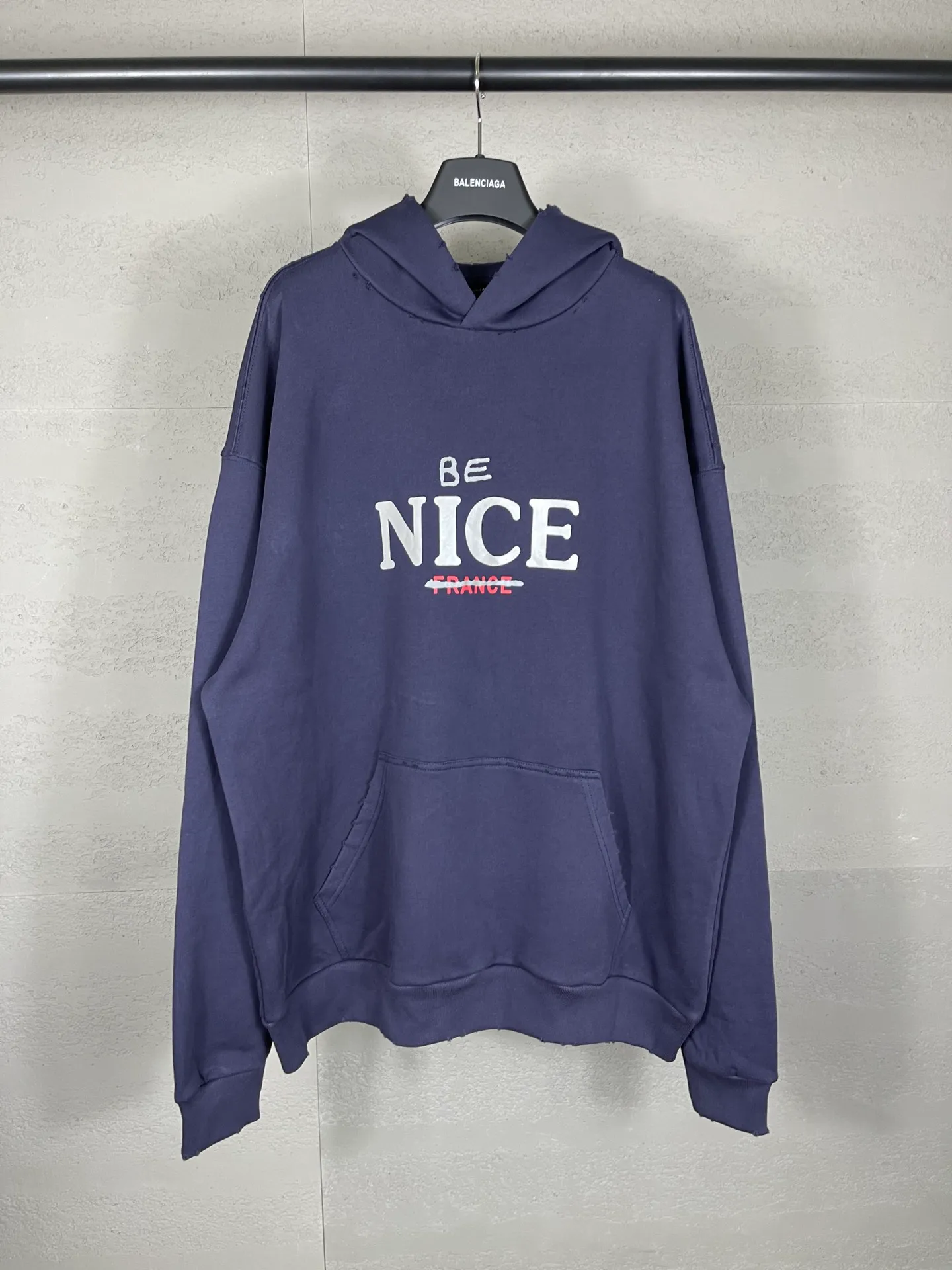 🅿️316 real photos [Top version. Official website quality] BALENCI*GA/Paris BALENCI*GA#NICE letter printed hooded sweatshirt. New product for autumn and winter 2023. Purchase the original board for the first time to customize. Color printing. Washed and worn to be consistent with the original board. Welcome to compare. Brick cabinet synchronization. The fabric is made of Paris ZP custom-woven and dyed cotton double-yarn large parka. The weight is 450 grams. The cloth surface is clean. The cloth pattern is clear. It is soft and comfortable. It has good color fastness and is not easy to change color. The threads are woven and dyed with no color difference. The printing uses a round machine hand-painted effect. No burrs. The color is the same as the original board. The whole piece of clothing is hand-made and worn. The brick cabinet is restored. The version adopts the OS loose shoulder version. Same style for men and women. Code: BL238033 Color: Gray purple. Apricot Size: XS S M L