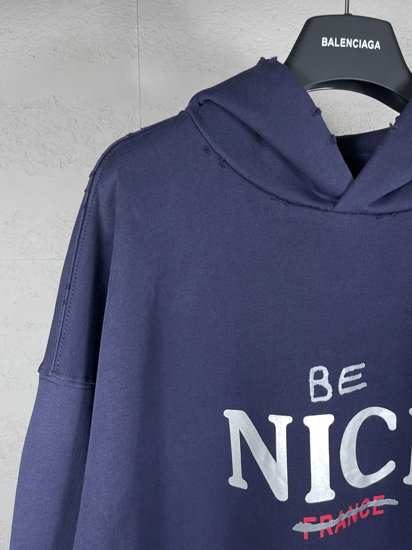 🅿️316 real photos [Top version. Official website quality] BALENCI*GA/Paris BALENCI*GA#NICE letter printed hooded sweatshirt. New product for autumn and winter 2023. Purchase the original board for the first time to customize. Color printing. Washed and worn to be consistent with the original board. Welcome to compare. Brick cabinet synchronization. The fabric is made of Paris ZP custom-woven and dyed cotton double-yarn large parka. The weight is 450 grams. The cloth surface is clean. The cloth pattern is clear. It is soft and comfortable. It has good color fastness and is not easy to change color. The threads are woven and dyed with no color difference. The printing uses a round machine hand-painted effect. No burrs. The color is the same as the original board. The whole piece of clothing is hand-made and worn. The brick cabinet is restored. The version adopts the OS loose shoulder version. Same style for men and women. Code: BL238033 Color: Gray purple. Apricot Size: XS S M L