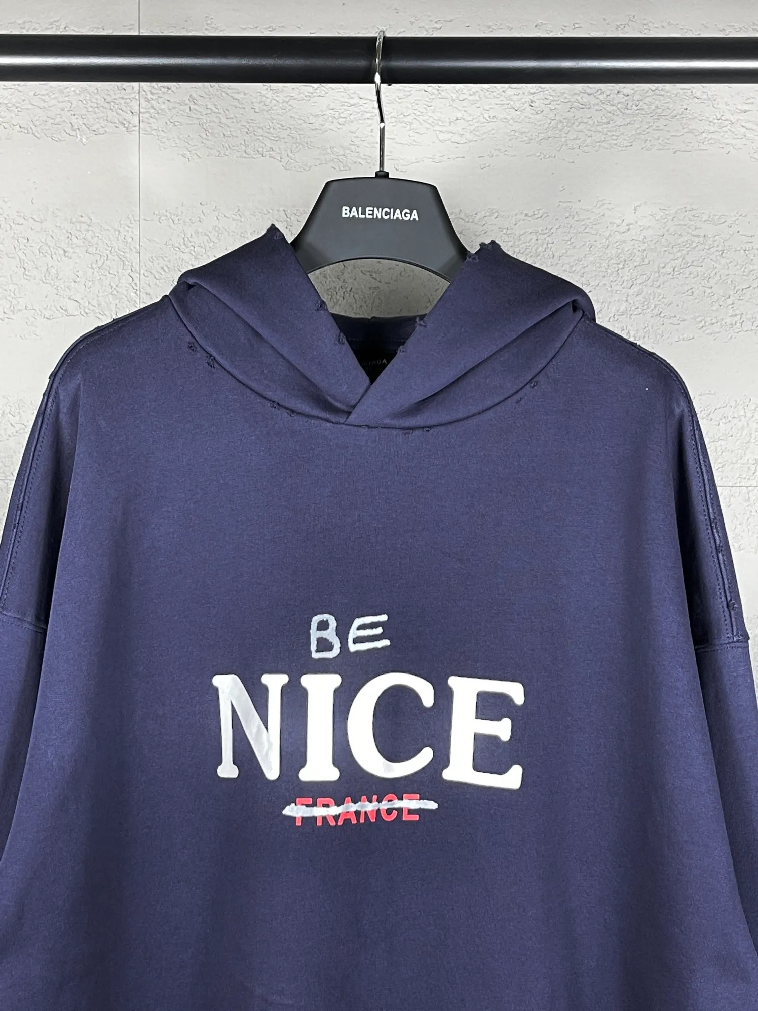 🅿️316 real photos [Top version. Official website quality] BALENCI*GA/Paris BALENCI*GA#NICE letter printed hooded sweatshirt. New product for autumn and winter 2023. Purchase the original board for the first time to customize. Color printing. Washed and worn to be consistent with the original board. Welcome to compare. Brick cabinet synchronization. The fabric is made of Paris ZP custom-woven and dyed cotton double-yarn large parka. The weight is 450 grams. The cloth surface is clean. The cloth pattern is clear. It is soft and comfortable. It has good color fastness and is not easy to change color. The threads are woven and dyed with no color difference. The printing uses a round machine hand-painted effect. No burrs. The color is the same as the original board. The whole piece of clothing is hand-made and worn. The brick cabinet is restored. The version adopts the OS loose shoulder version. Same style for men and women. Code: BL238033 Color: Gray purple. Apricot Size: XS S M L